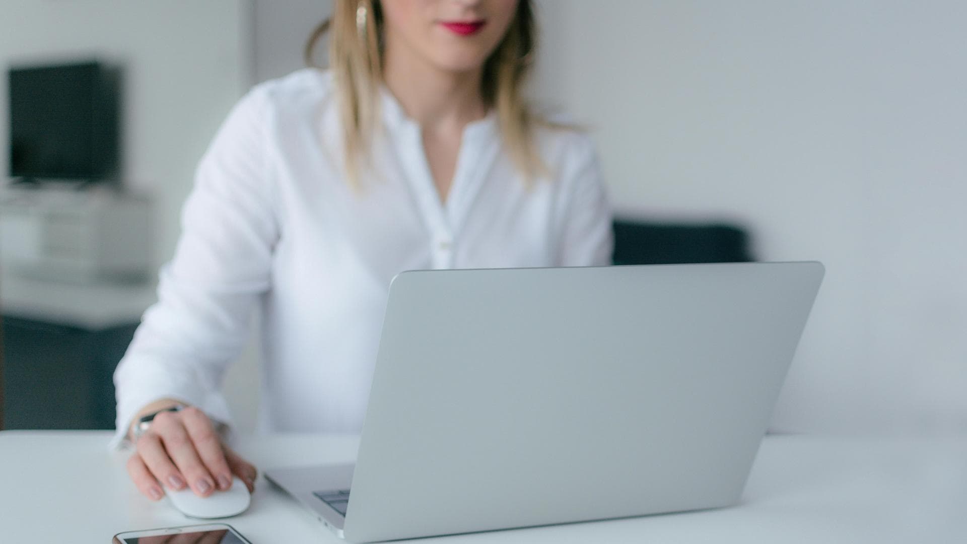 Blonde Frau sitzt am Computer Blonde Frau sitzt am Computer