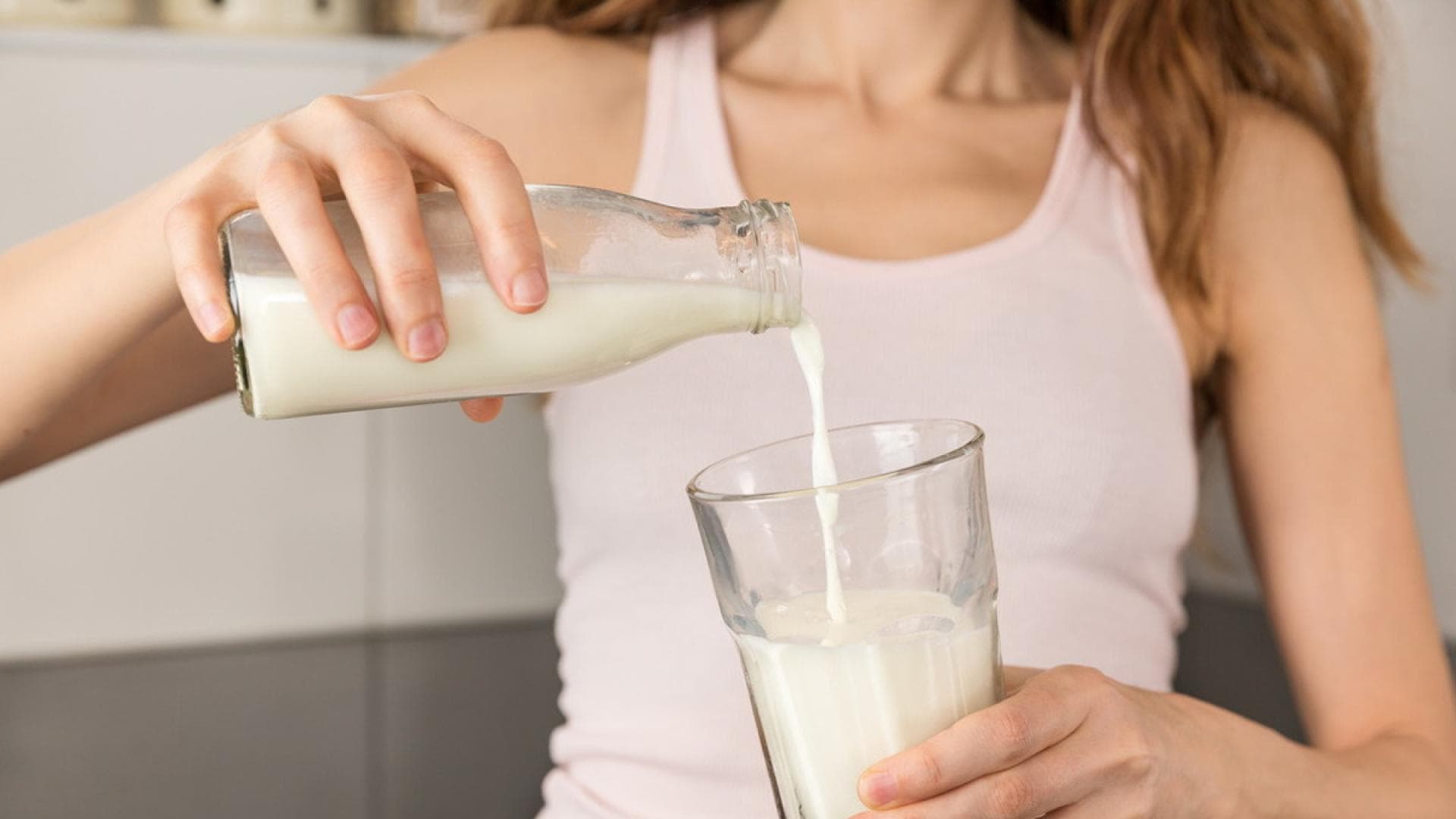 Rohmilch wird eingeschüttet Rohmilch wird eingeschüttet