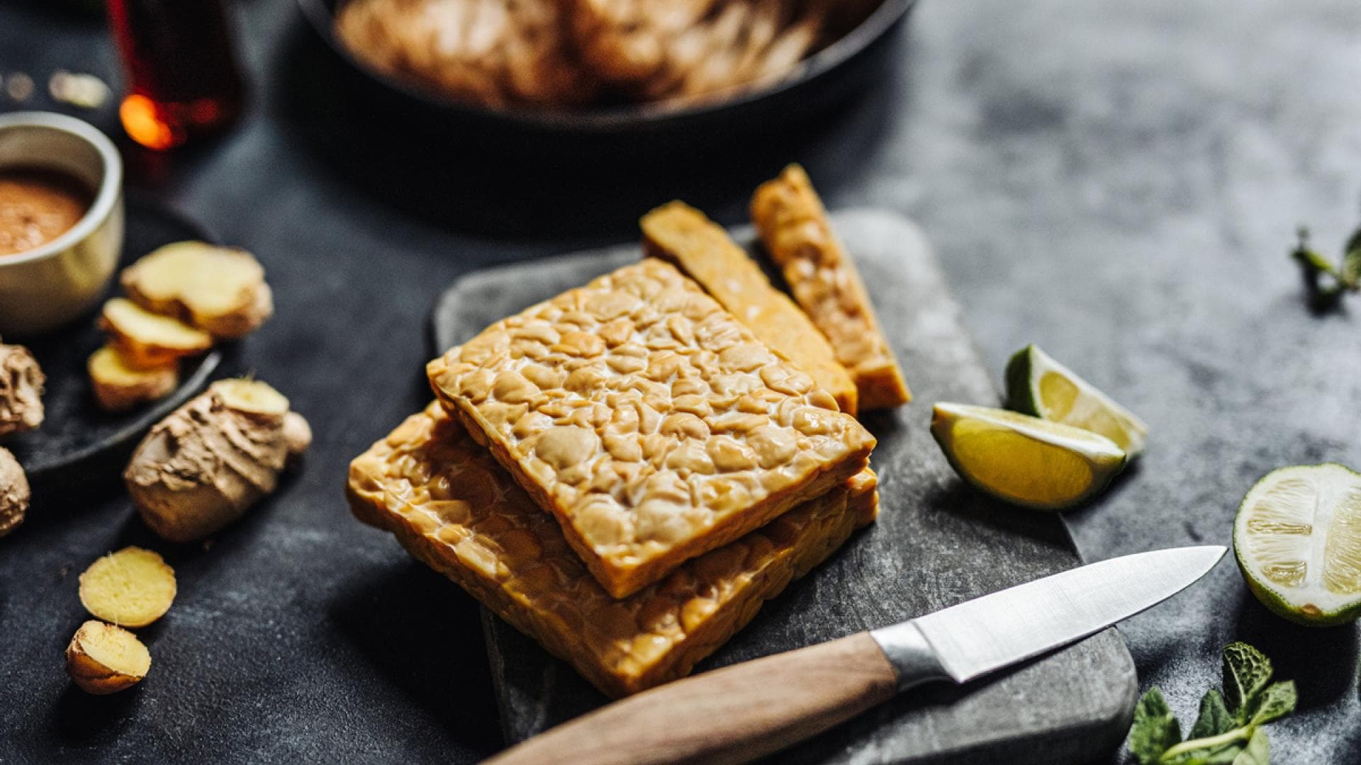 Zwei Blöcke Tempeh auf einem Schneidebrett