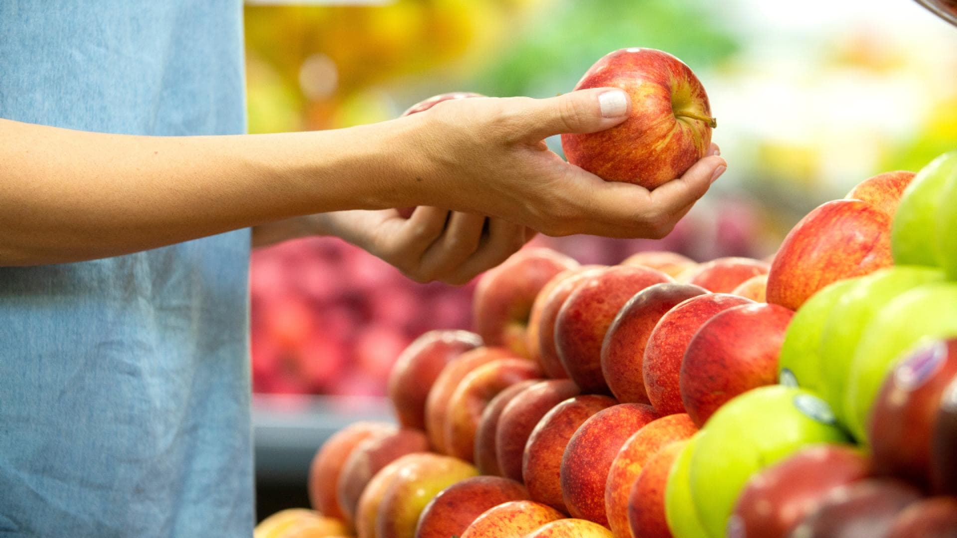 Frau hält einen Apfel in der Hand
