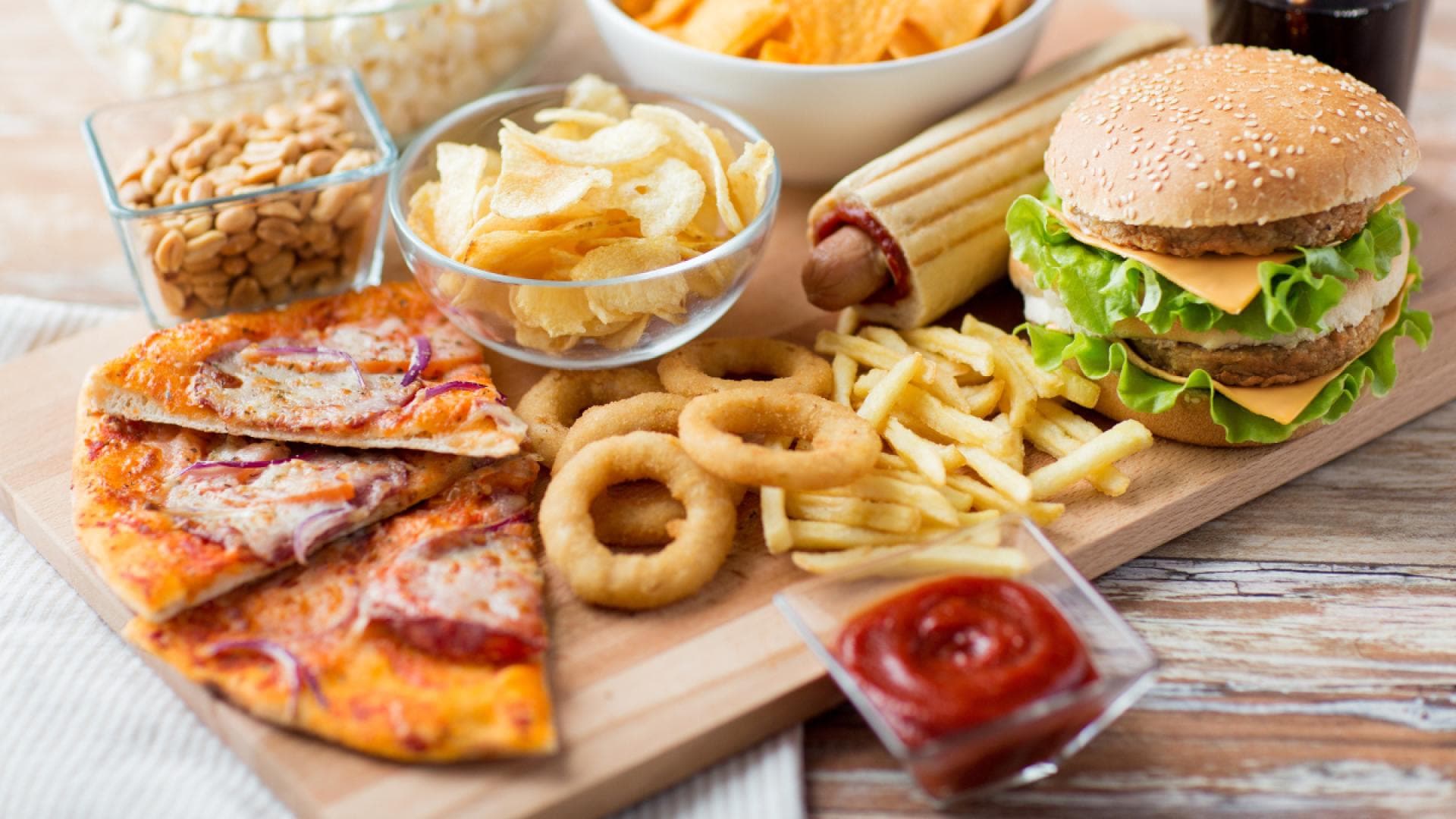 Verschiedenes Fast Food wie Burger, Pizza und Chips Verschiedenes Fast Food wie Burger, Pizza und Chips