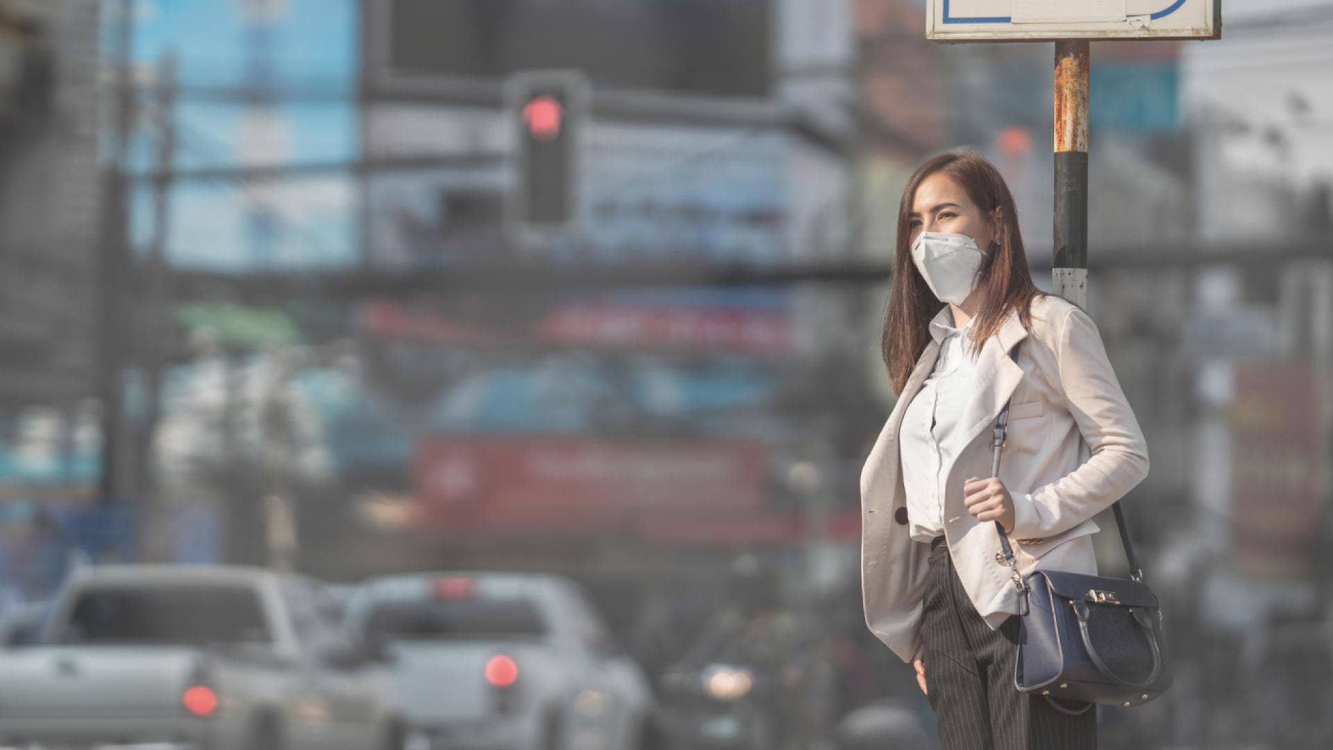 Frau mit Maske in der Stadt Frau mit Maske in der Stadt