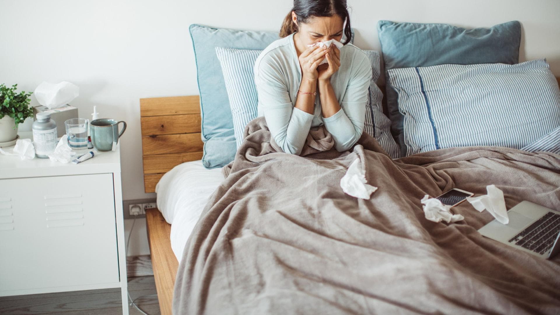 Frau mit Grippe im Bett Frau mit Grippe im Bett