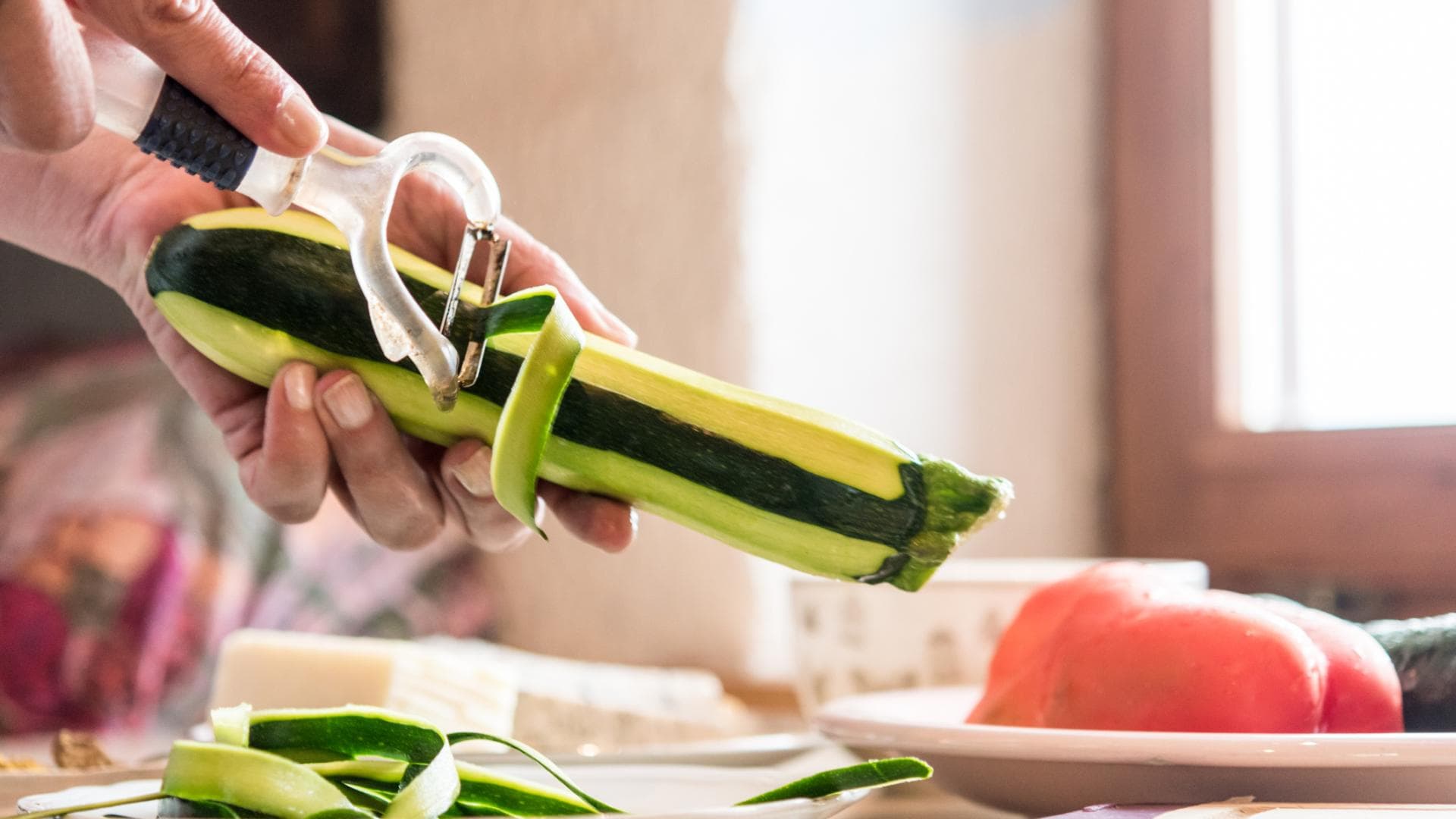 Zucchini wird geschält Zucchini wird geschält
