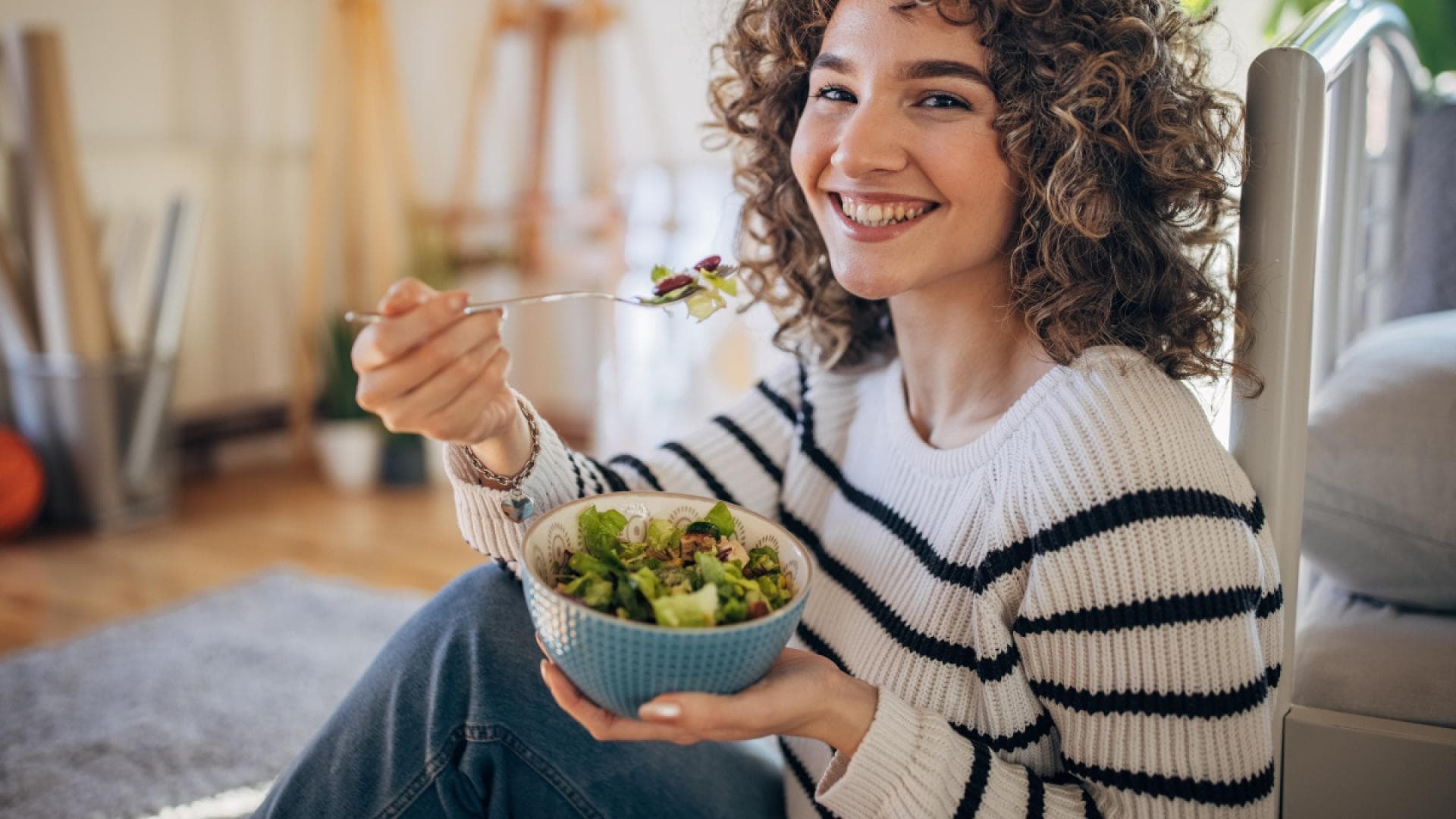 Frau isst einen Salat Frau isst einen Salat