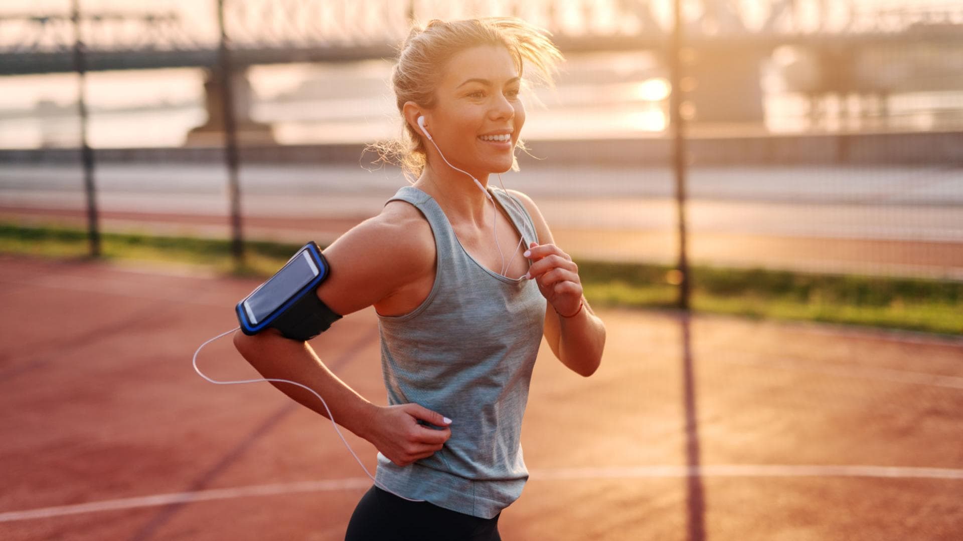 Eine Frau joggt morgens