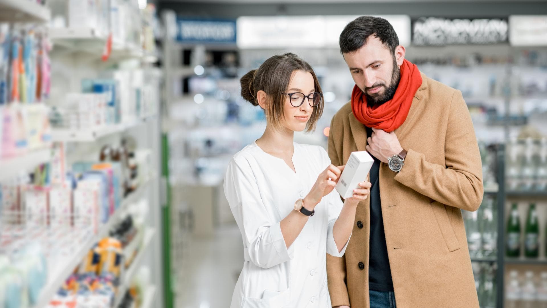 Apothekerin berät Kunden