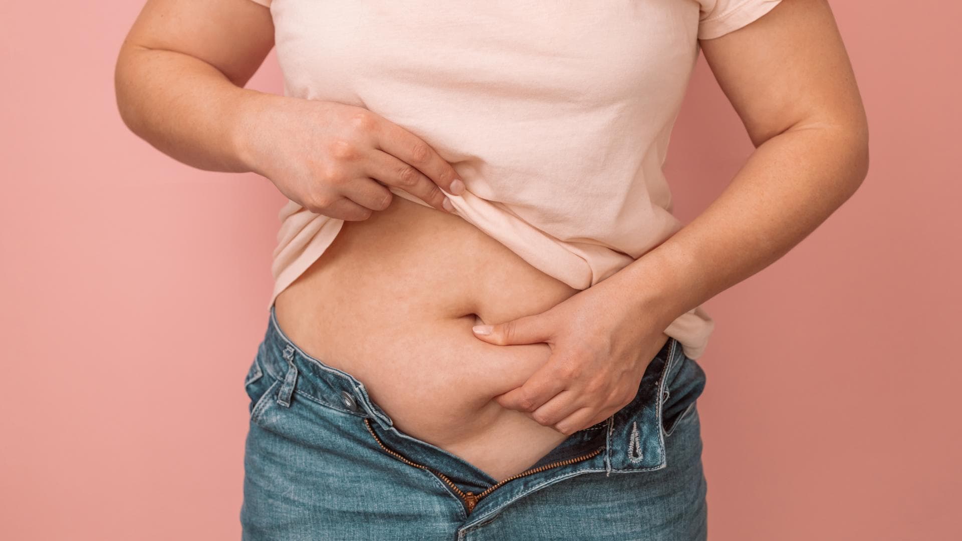 Eine Frau fässt ihren Bauch an