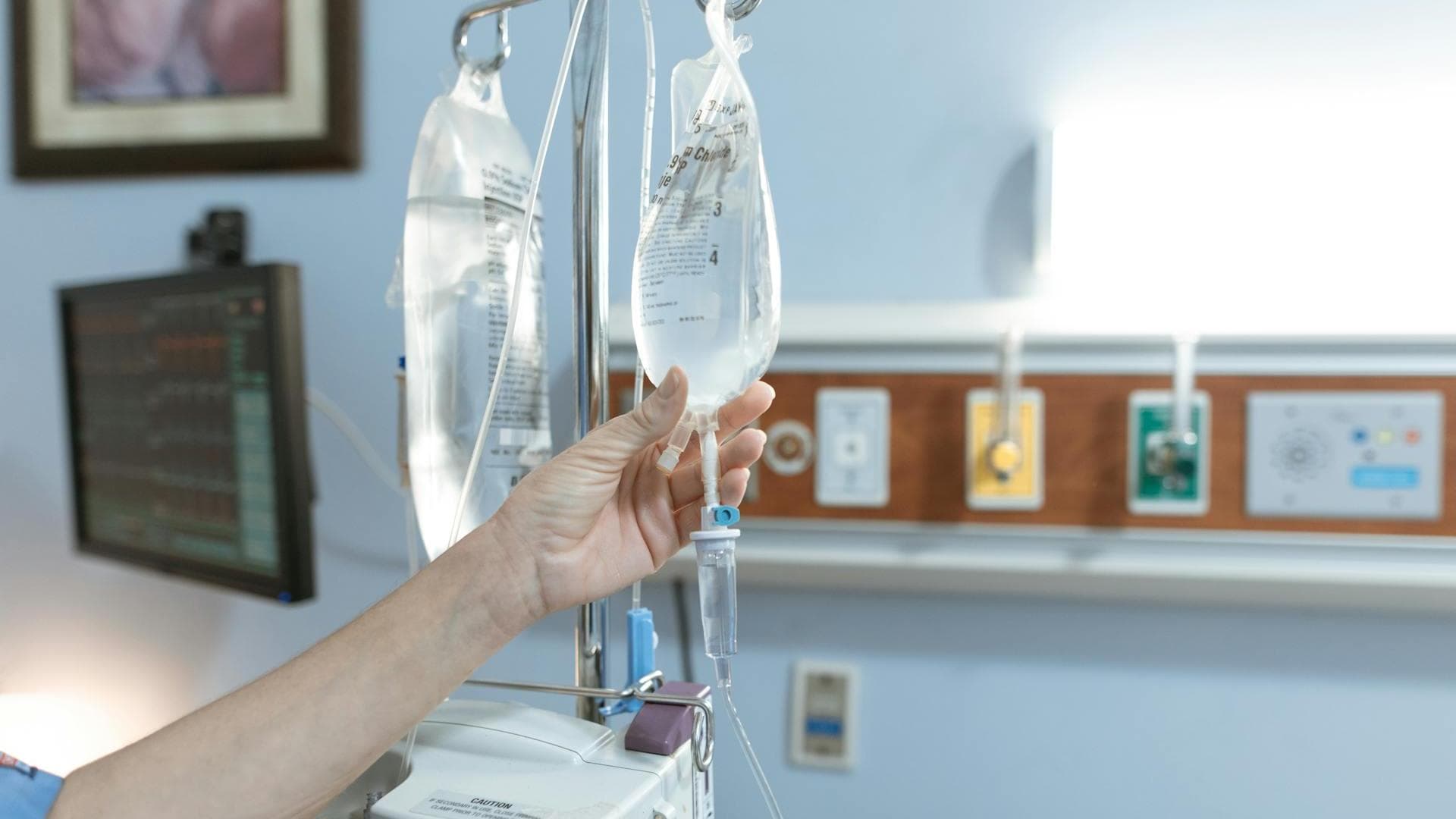 Hand hält einen Infusionsbeutel im Krankenhaus Hand hält einen Infusionsbeutel im Krankenhaus