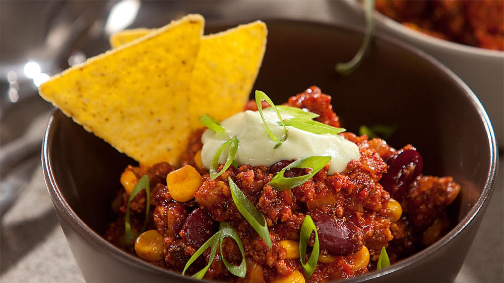 Chili mit Avocado-Joghurt-Topping Chili mit Avocado-Joghurt-Topping