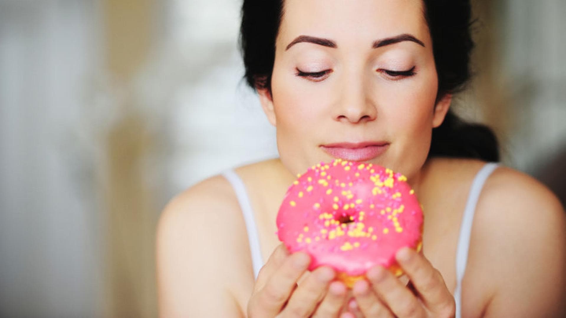 Frau mit Donut