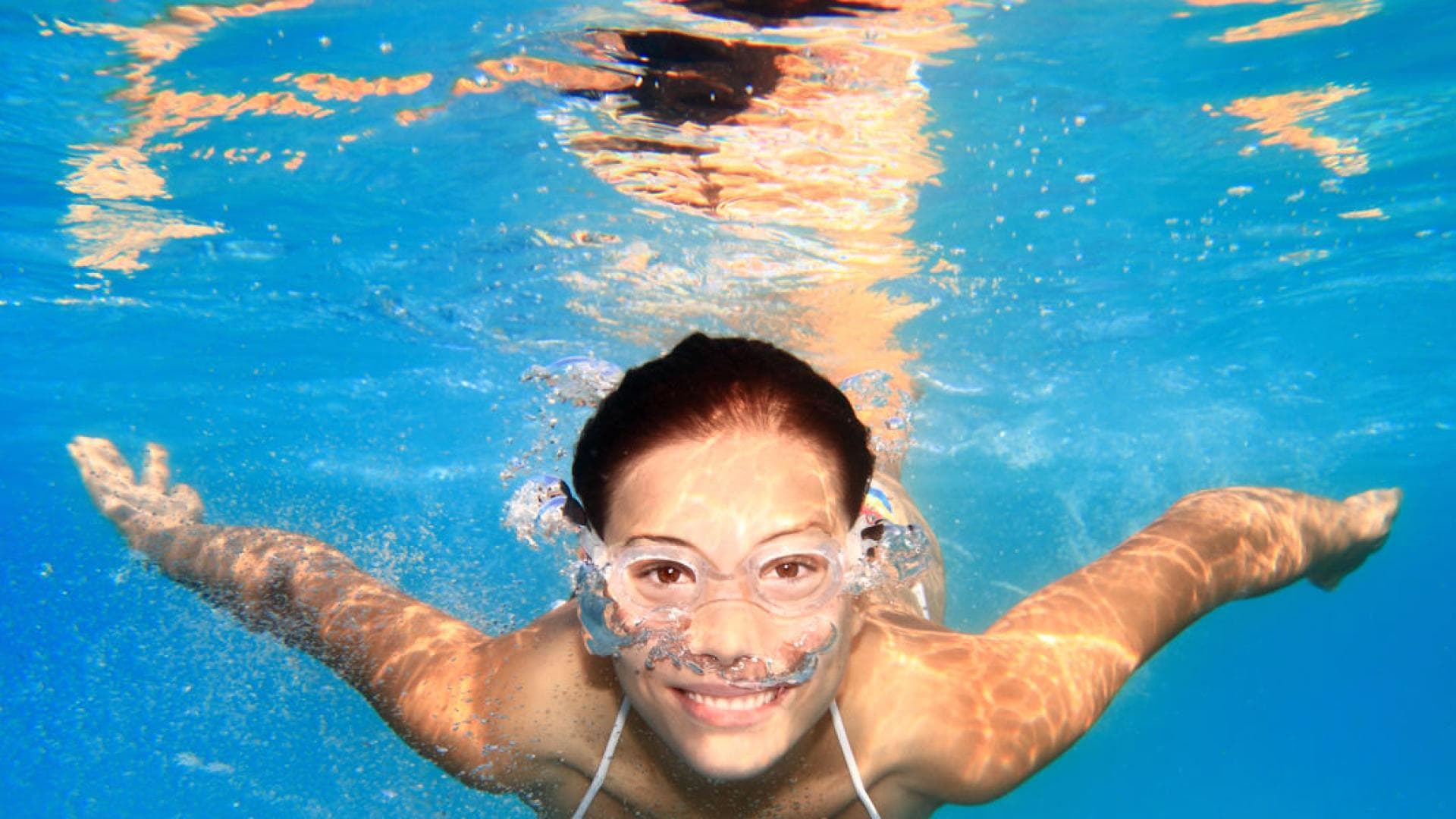 Frau schwimmt