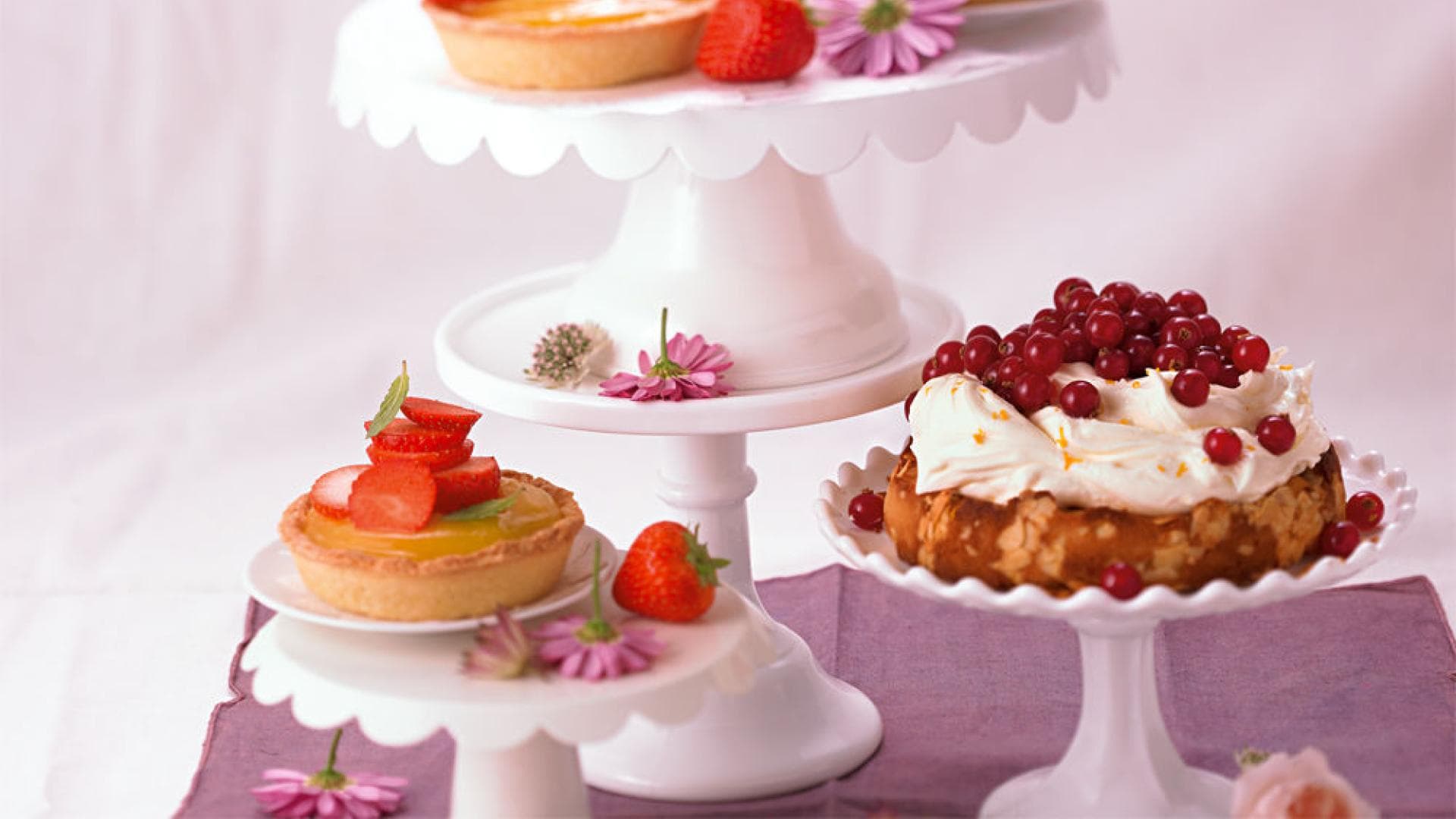 Mandel-Tartes mit Erdbeeren und Lemoncurd