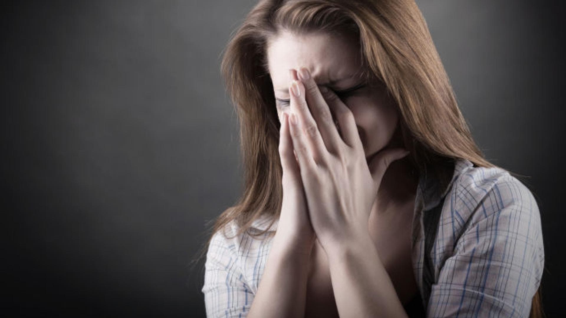 Care Arbeit kann zu Erschöpfung, Antriebslosigkeit und anderen Burnout-Symptomen führen.