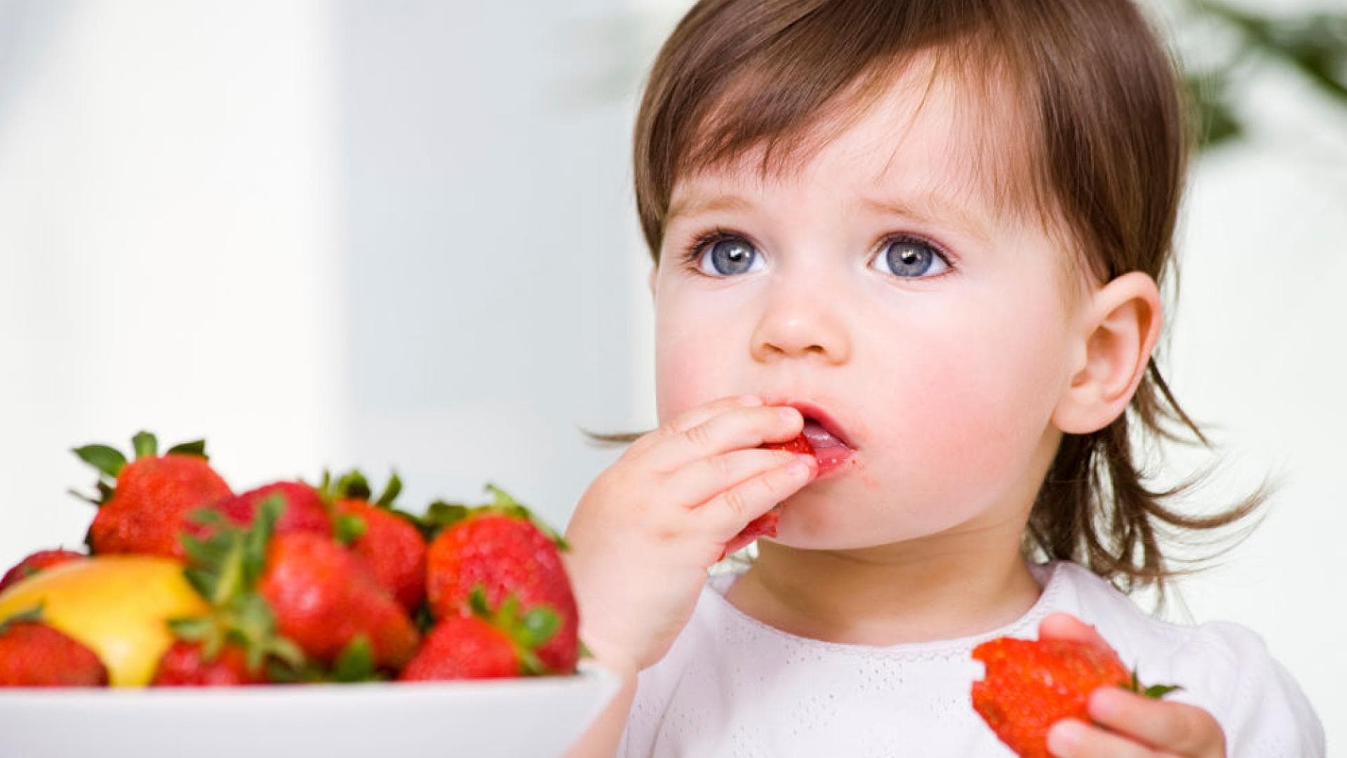 Kind essen Erdbeeren 
