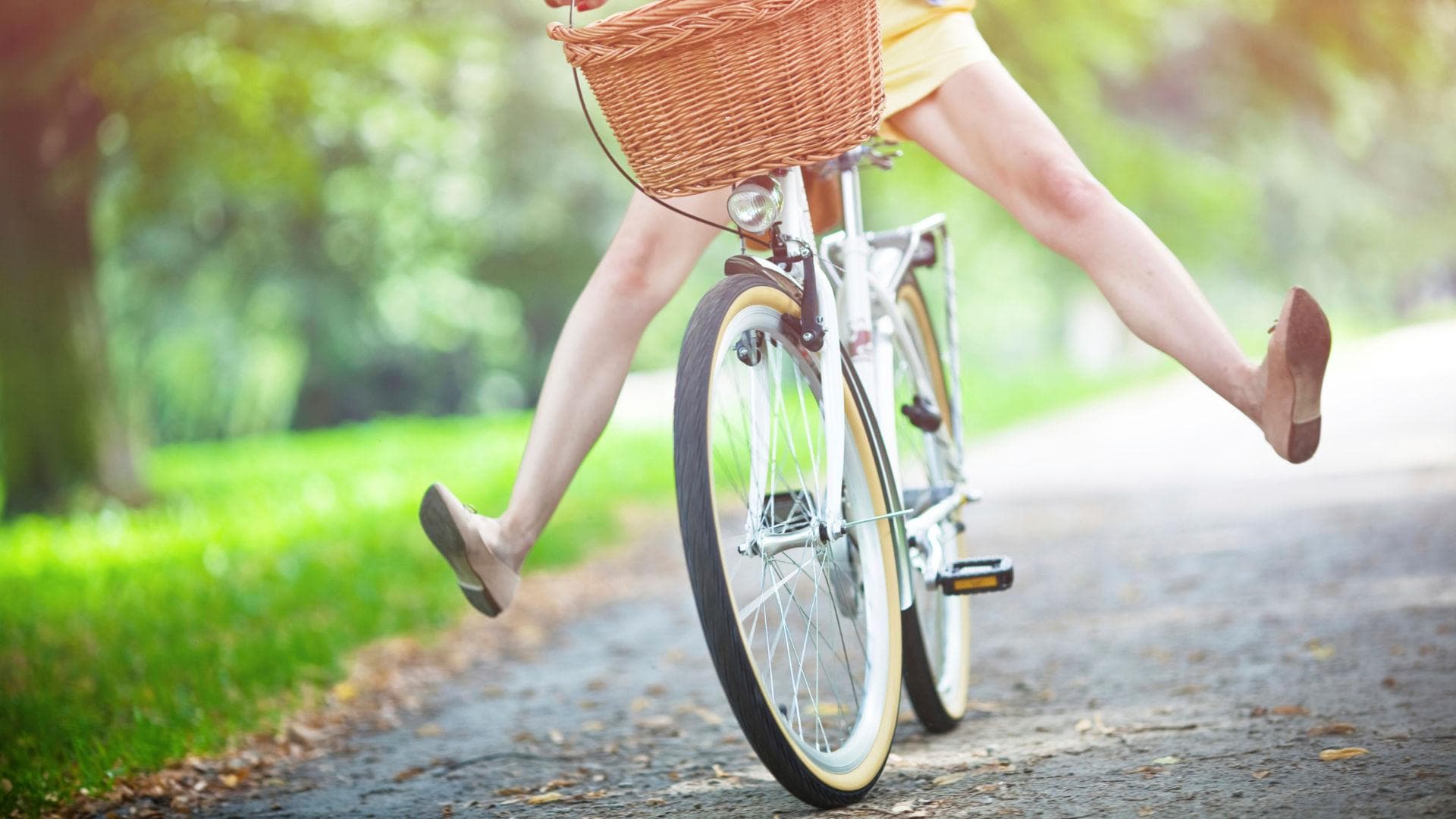 Mit dem Fahrrad zum Job bringt den Kreislauf richtig in Schwung. Fahrradfahren im Frühling
