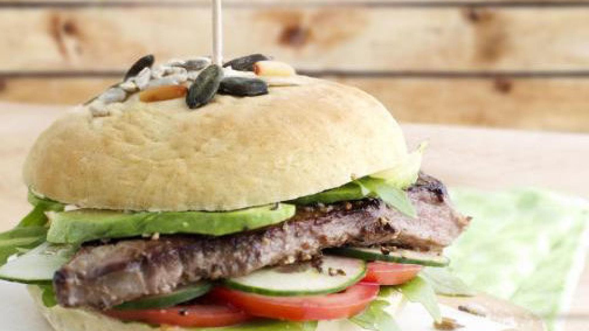 Selbstgemachter Burger mit Fähnchen Selbstgemachter Burger mit Fähnchen