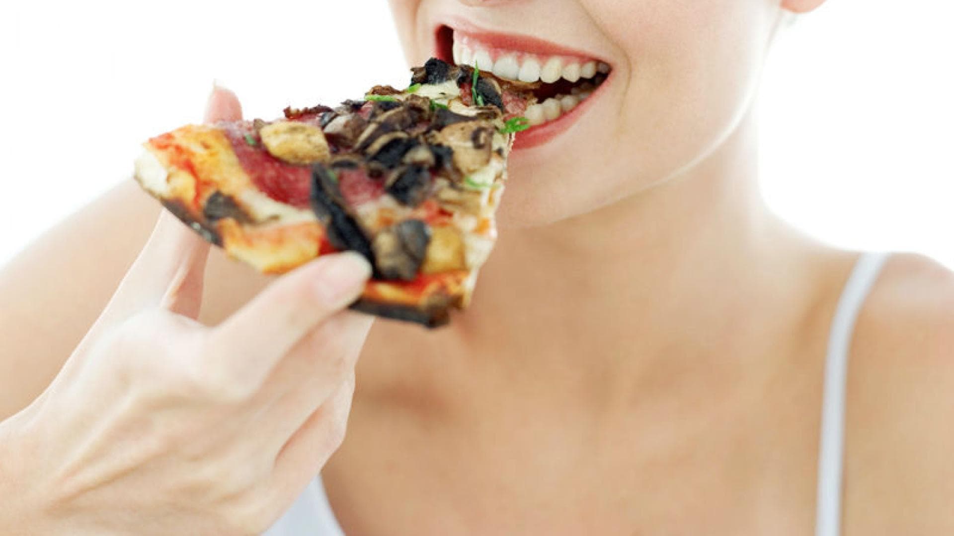 Frau isst Pizza