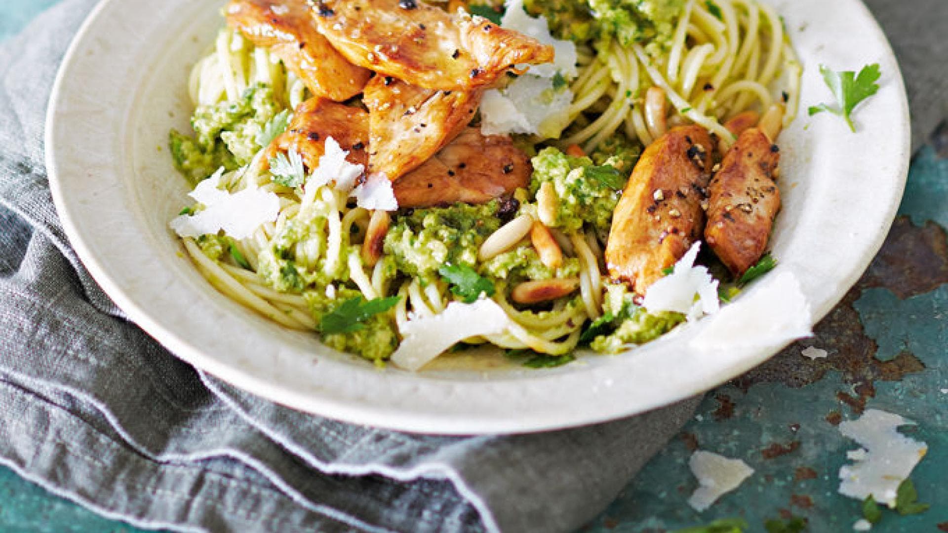 Spaghtetti mit Avocado-Pest und gebratenem Hähnchen Spaghtetti mit Avocado-Pest und gebratenem Hähnchen