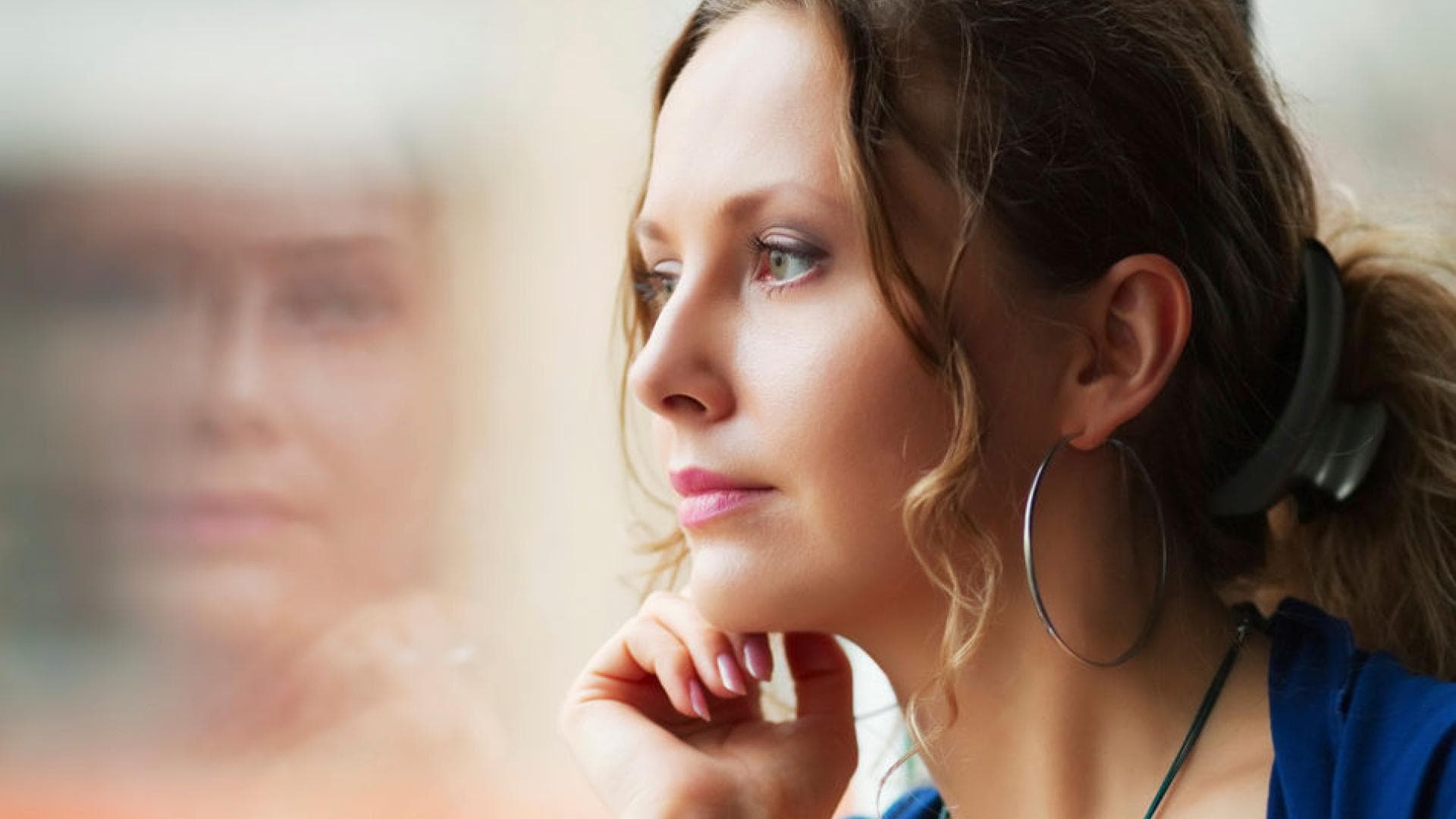 Introvertierte Frau Intrivertierte Frau