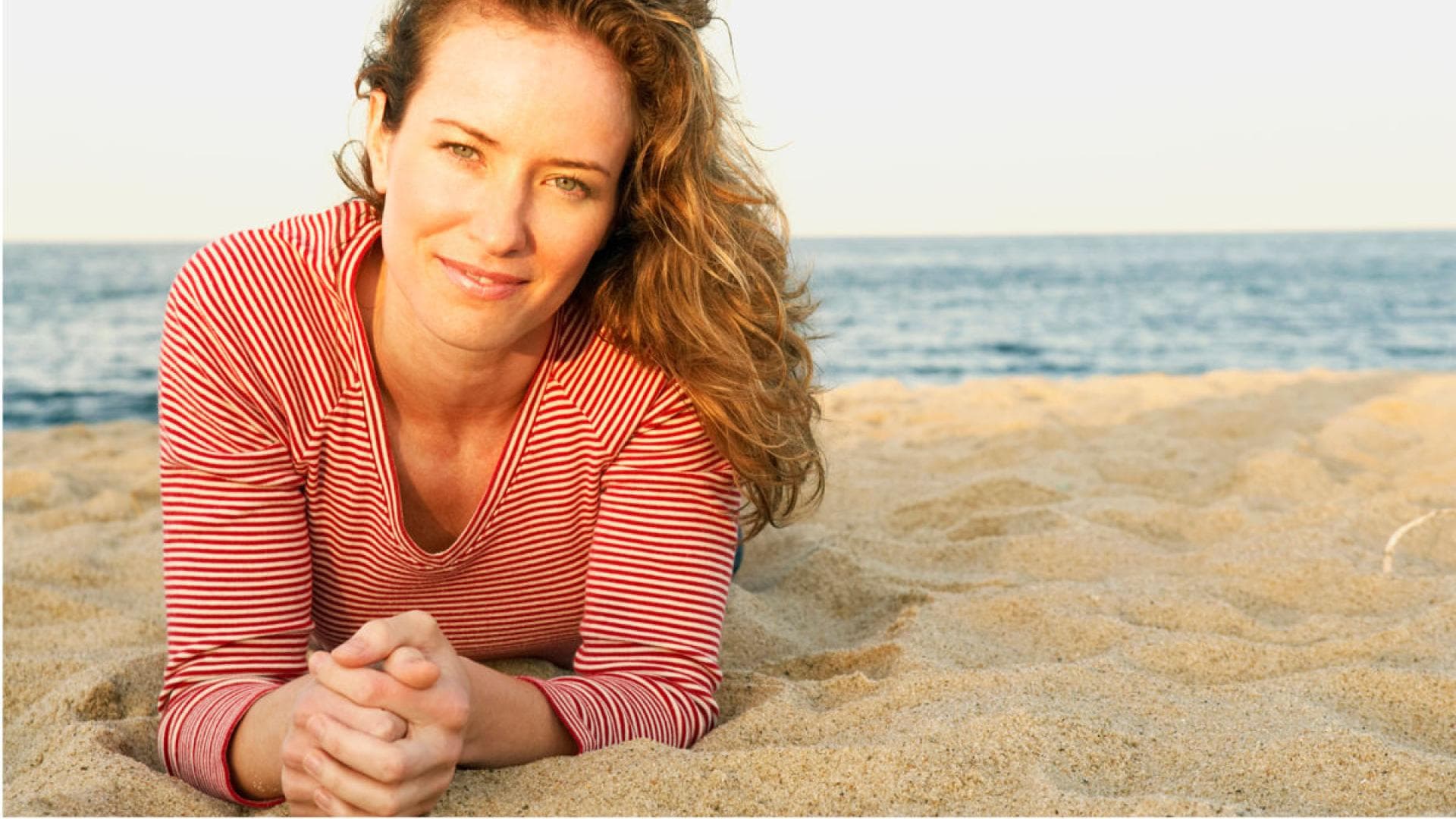 Frau liegt am Strand Frau liegt am Strand