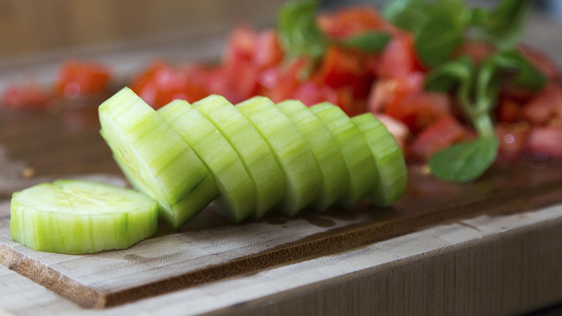Gurken und Tomaten auf einem Schneidebrett