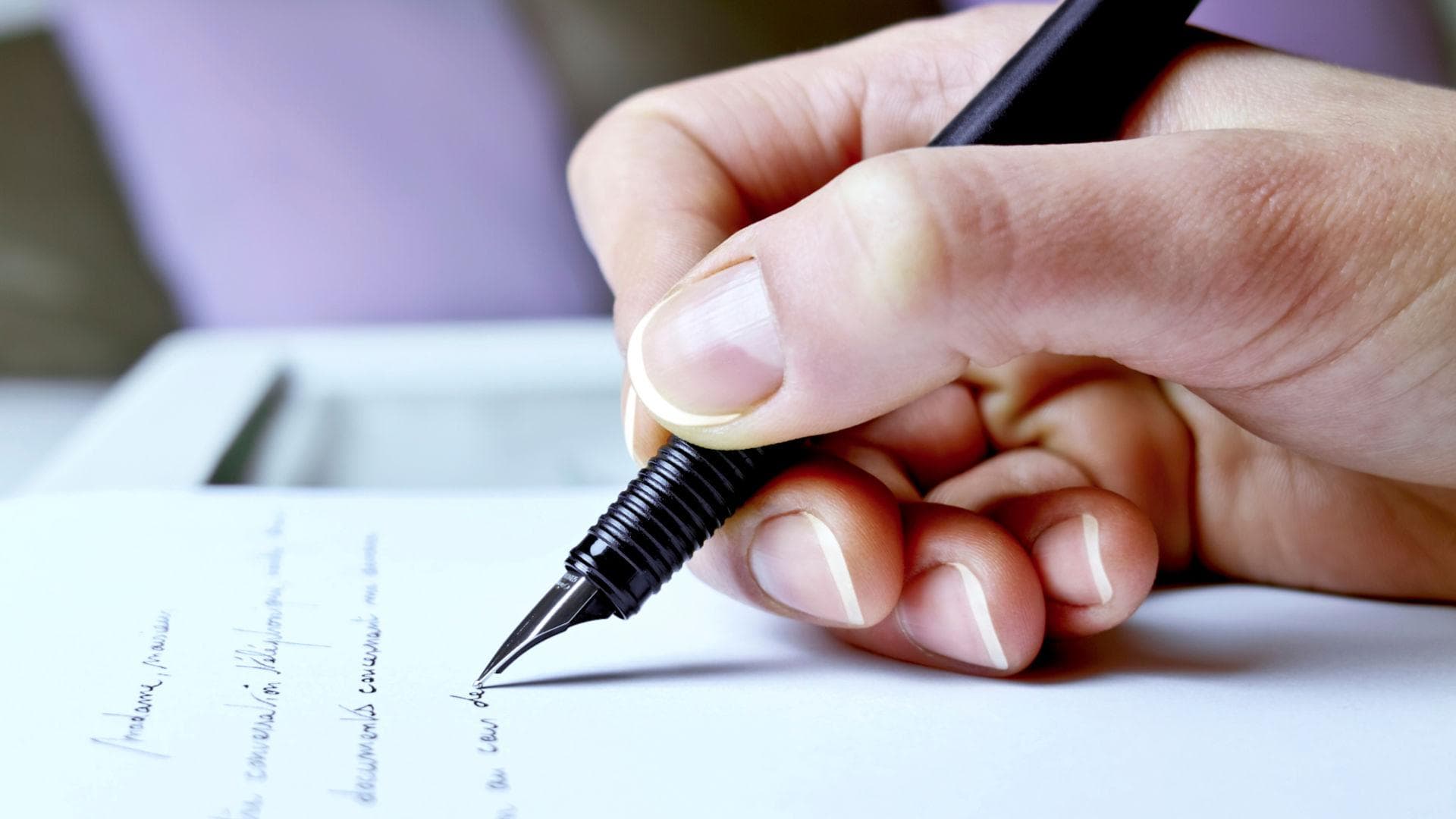 Mit einem Füller einen Brief schreiben Stift und Papier
