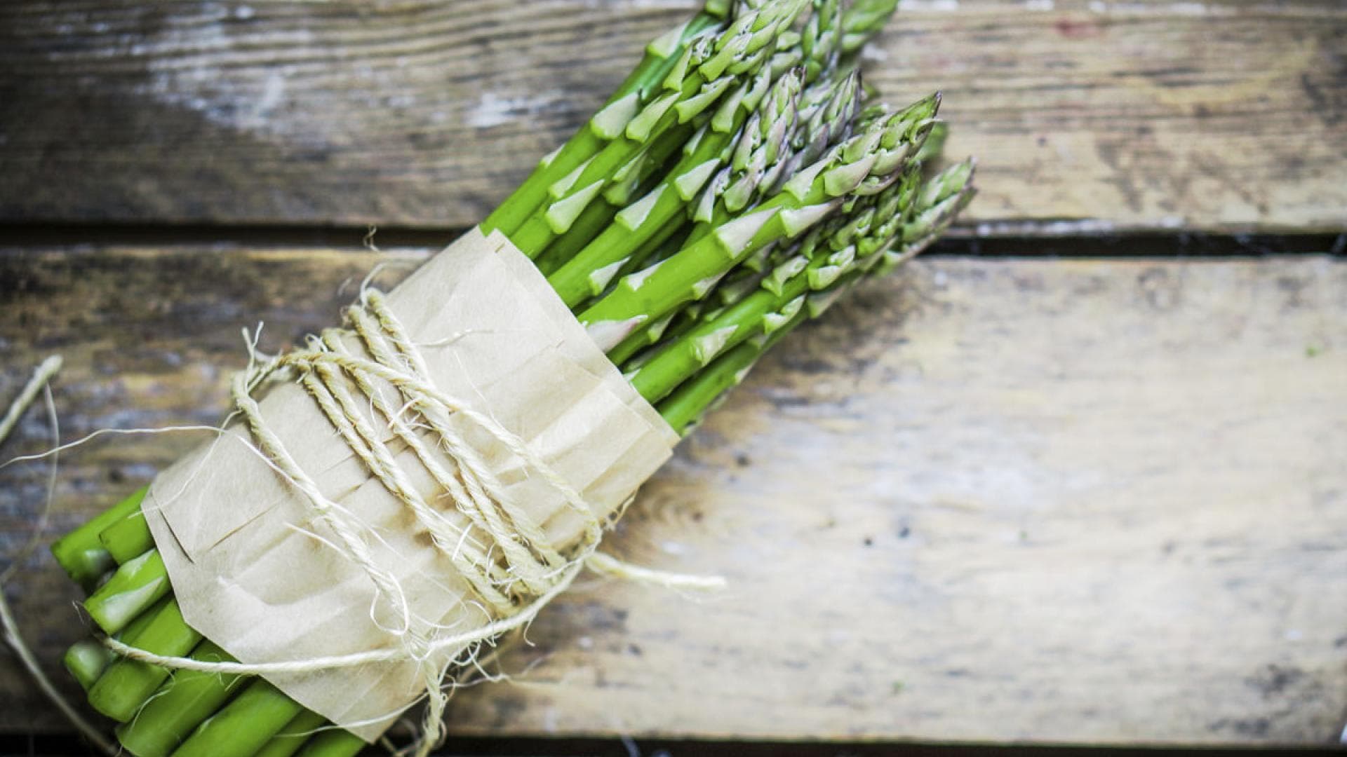 Spargel, grüner Spargel Spargel kann man Kochen, Dünsten oder Garen.