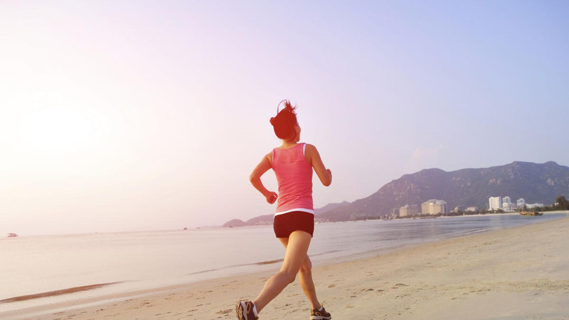 Frau joggt am Strand Frau joggt