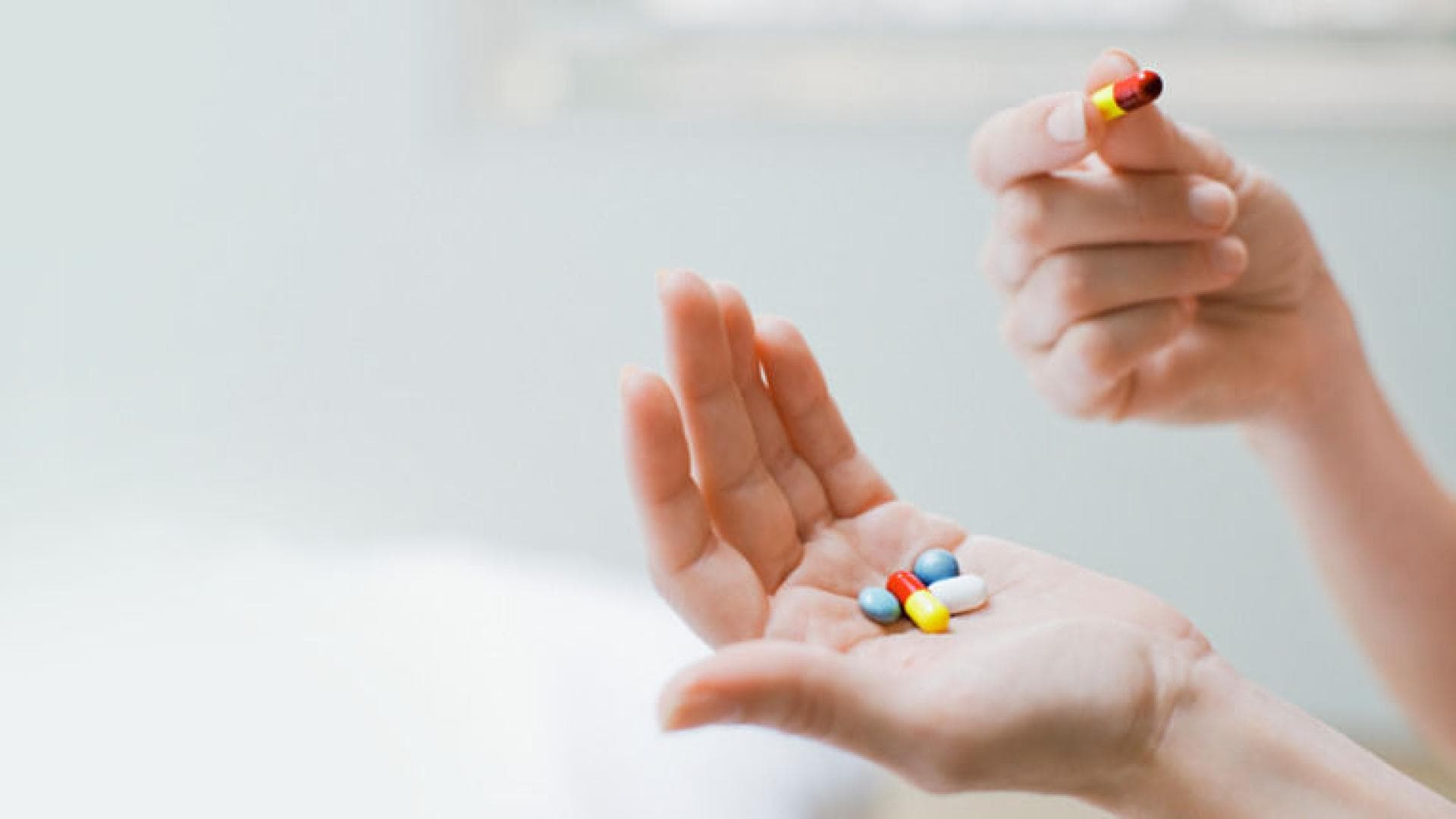 Hand mit Tabletten