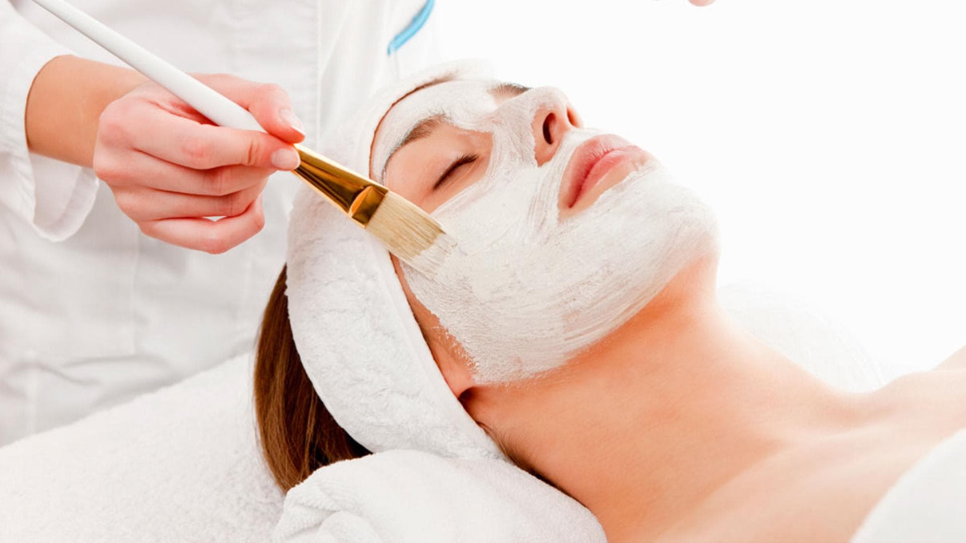 gesichtsmasken-zum-wohlfuehlen Frau mit Gesichtsmaske