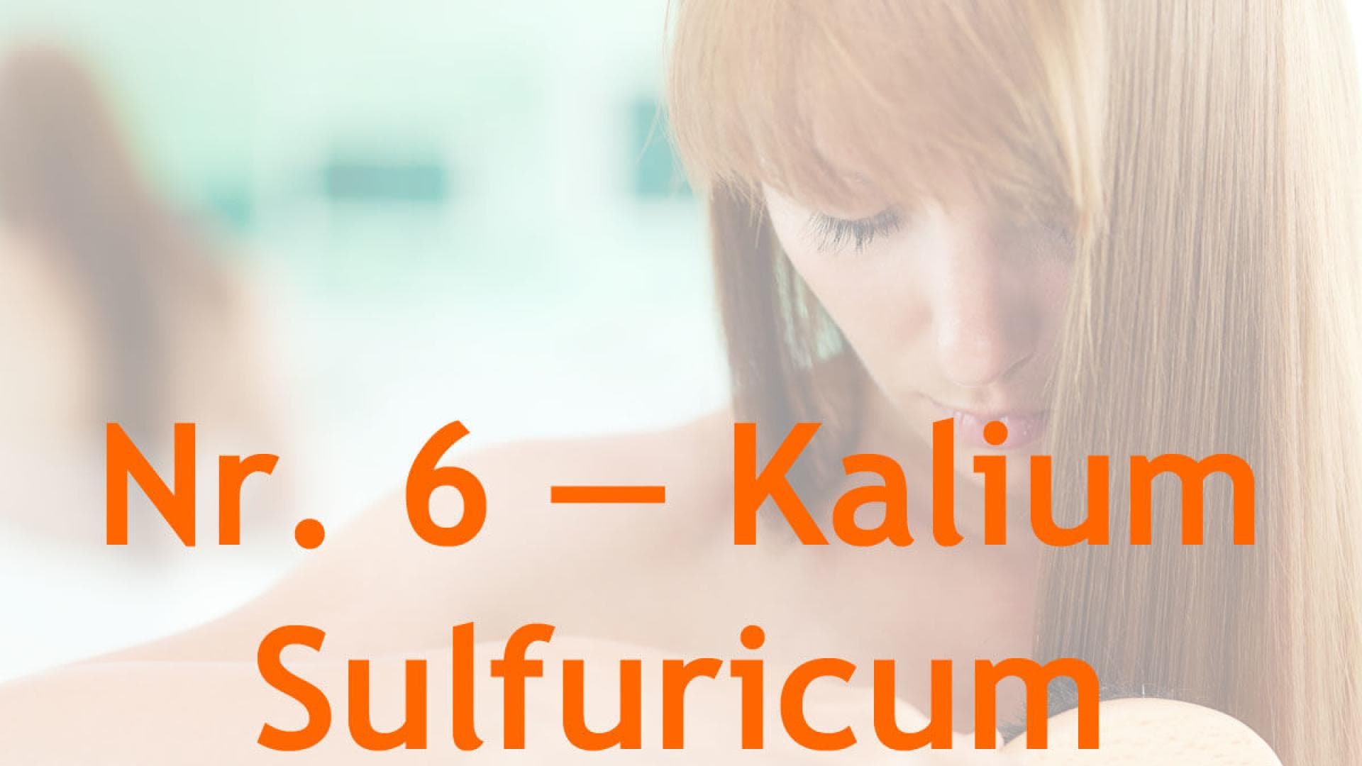 Frau mit Haarausfall Schüssler Salze gegen Haarausfall