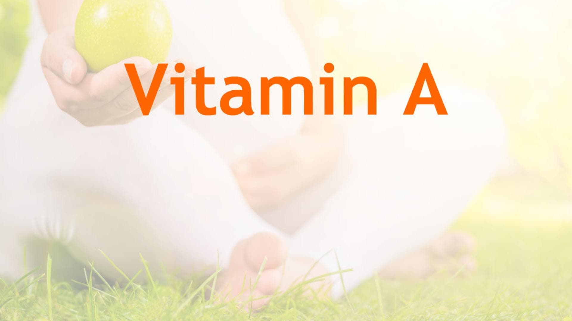 schwangere Frau mit Apfel Vitamine in der Schwangerschaft