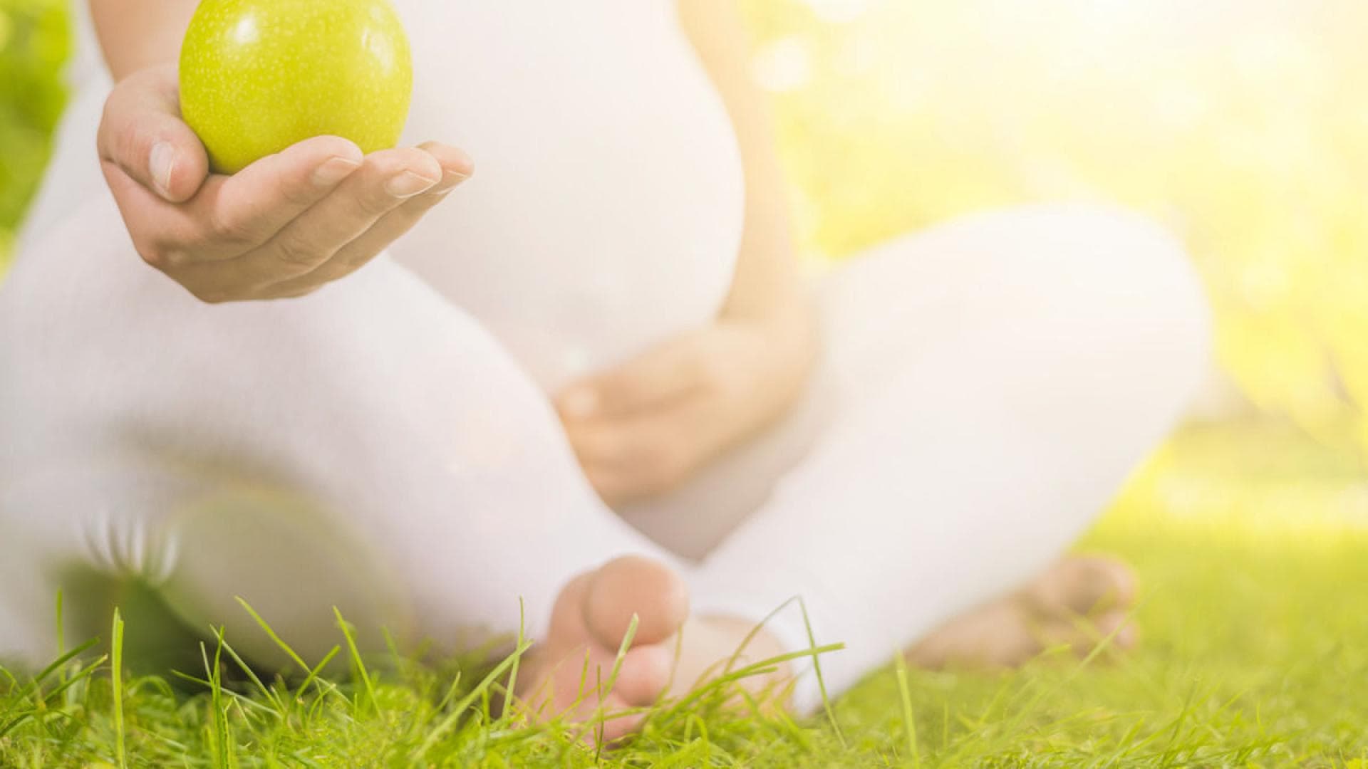 schwangere Frau mit Apfel Vitamine in der Schwangerschaft