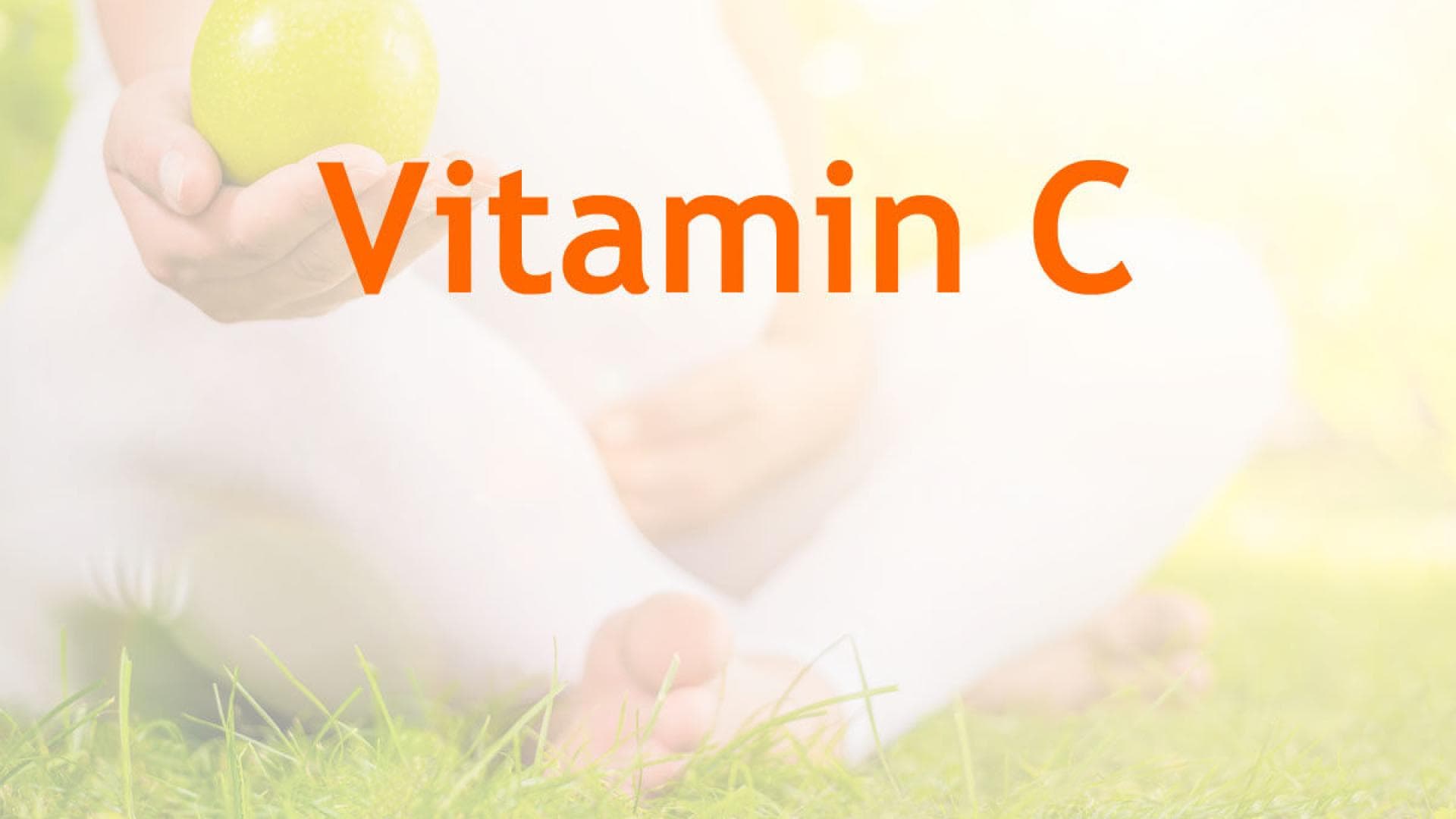schwangere Frau mit Apfel Vitamine in der Schwangerschaft