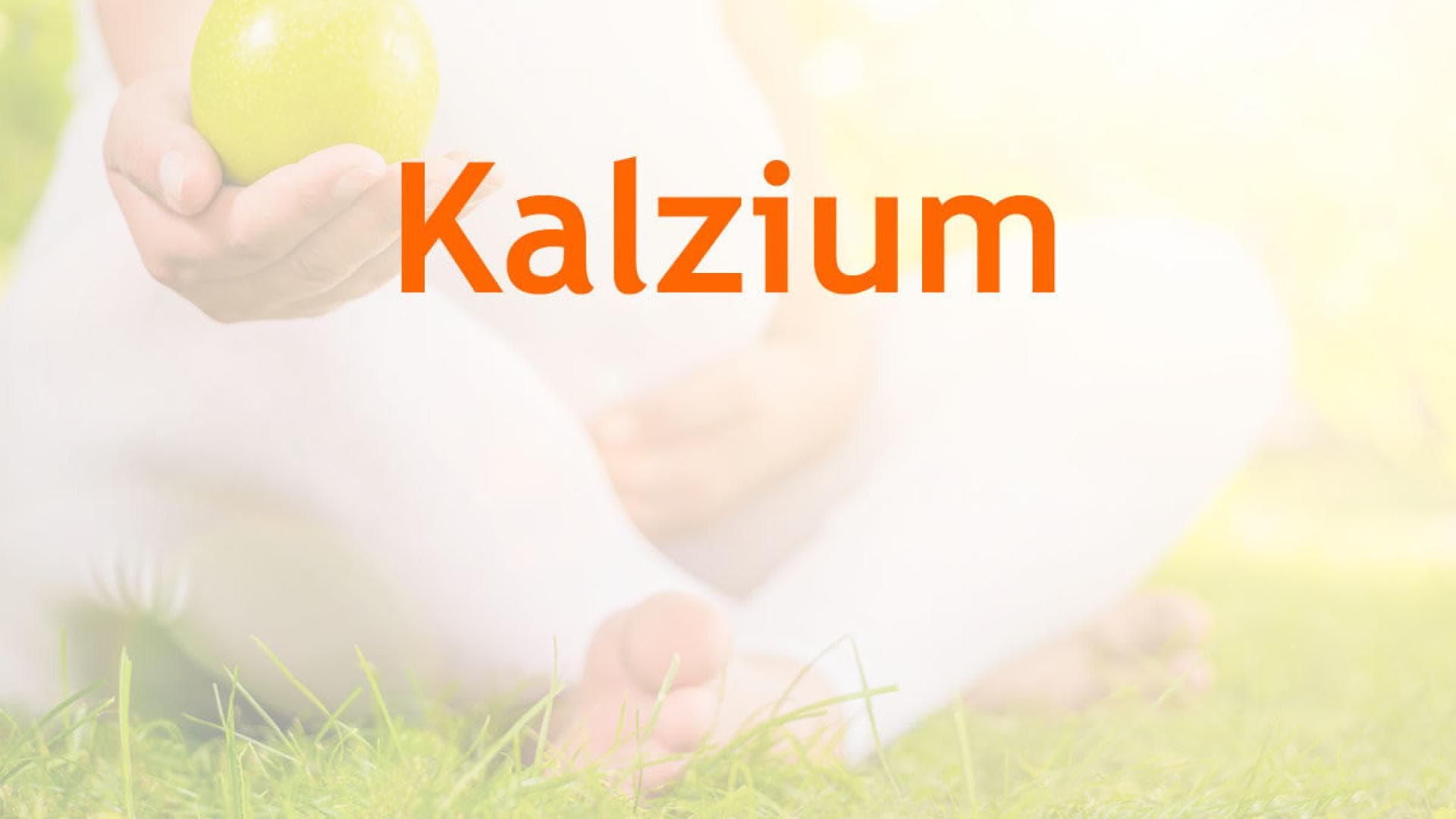 schwangere Frau mit Apfel Vitamine in der Schwangerschaft