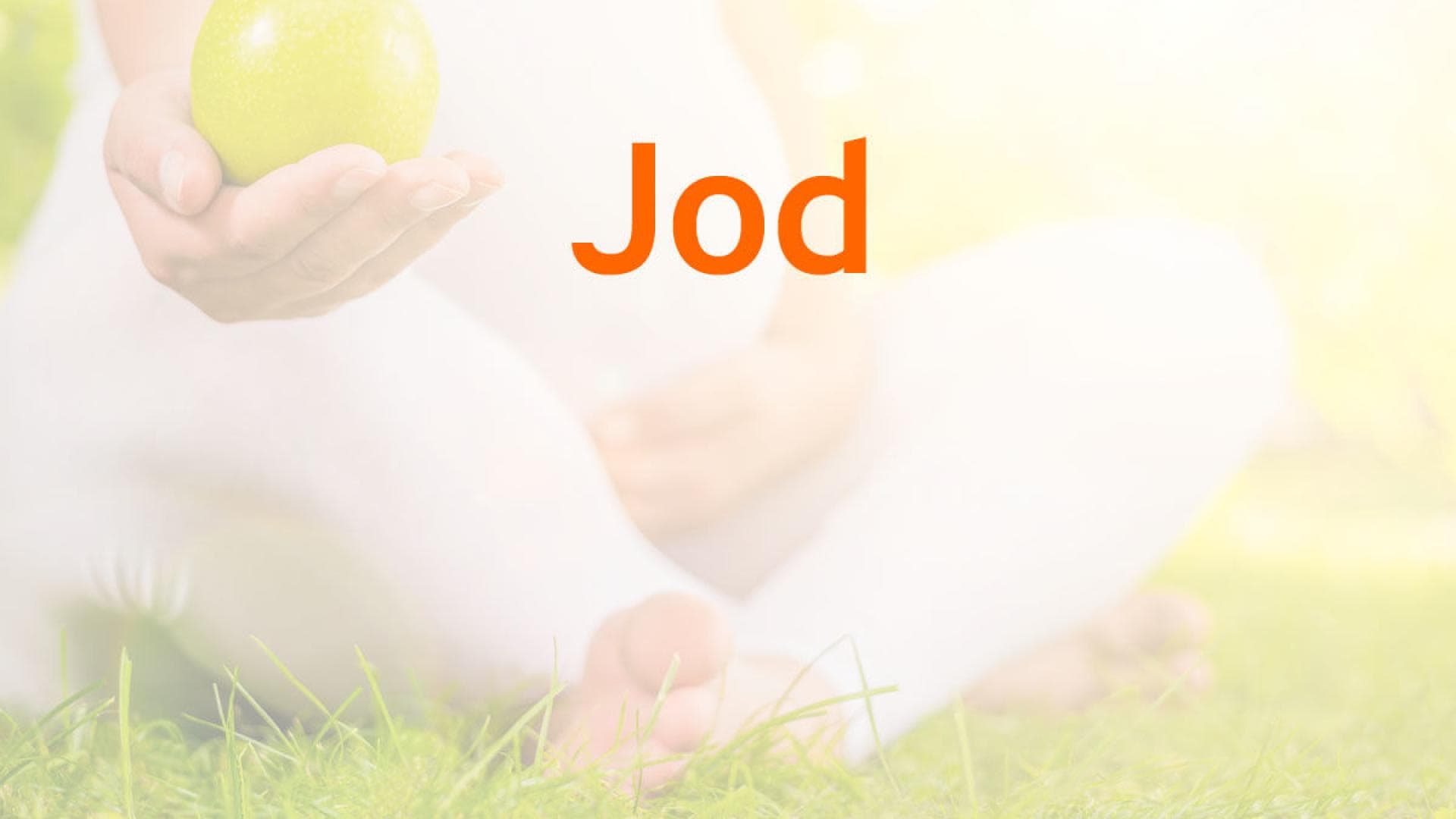 schwangere Frau mit Apfel Vitamine in der Schwangerschaft