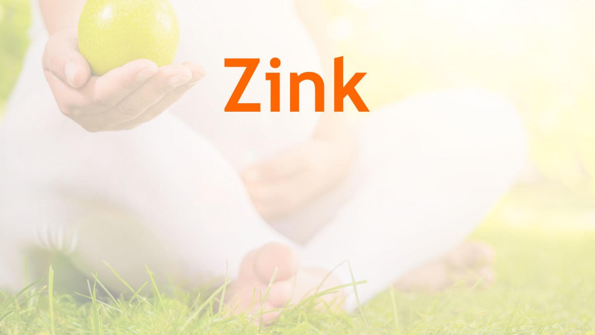 schwangere Frau mit Apfel Vitamine in der Schwangerschaft