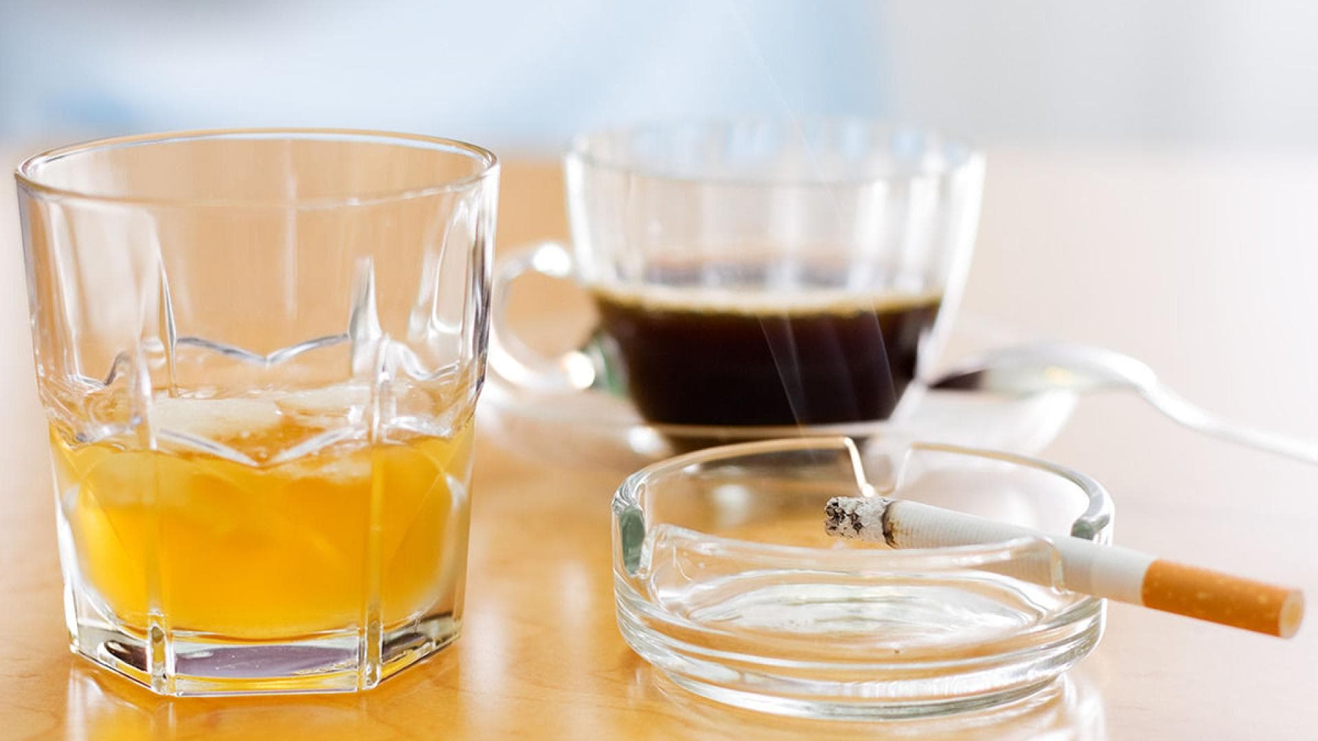 Verzicht auf Alkohol, Zigaretten und Kaffee bei Bauchschmerzen Verzicht auf Alkohol, Zigaretten und Kaffee bei Bauchschmerzen
