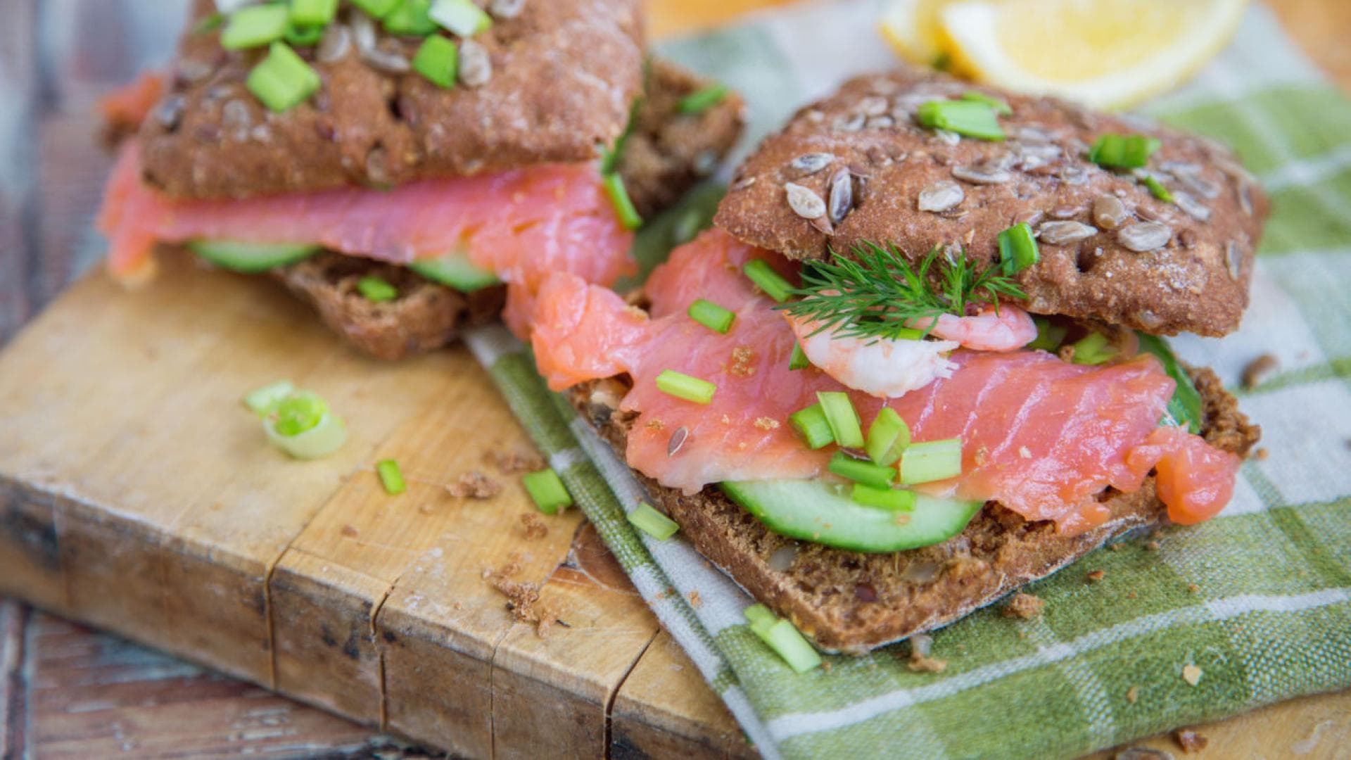 Low Carb Rezept Räucherlachsburger