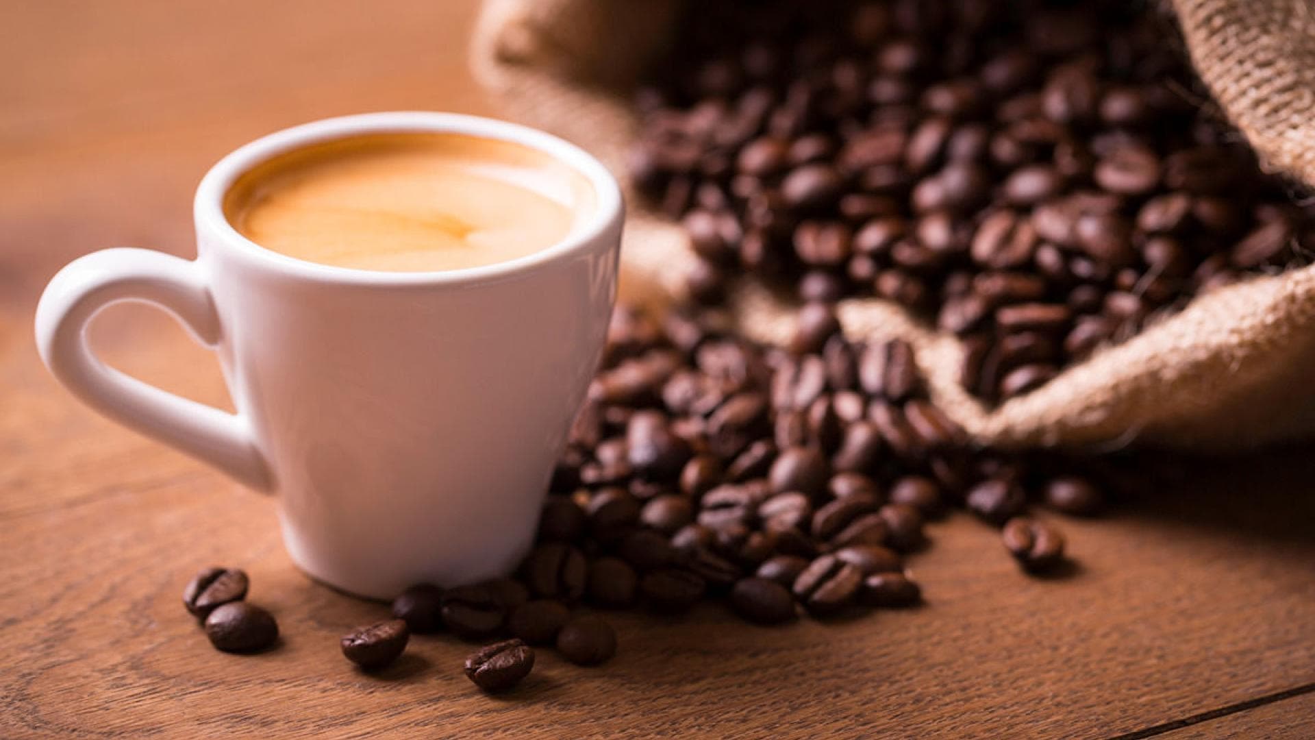 Kaffeetasse und Kaffeebohnen