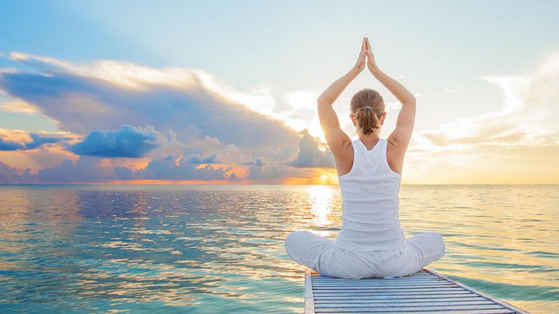 Selbst in Entspannungssituationen schwirren die Gedanken an alle noch zu erledigenden Aufgaben im Kopf herum. Yoga Asanas gegen Stress