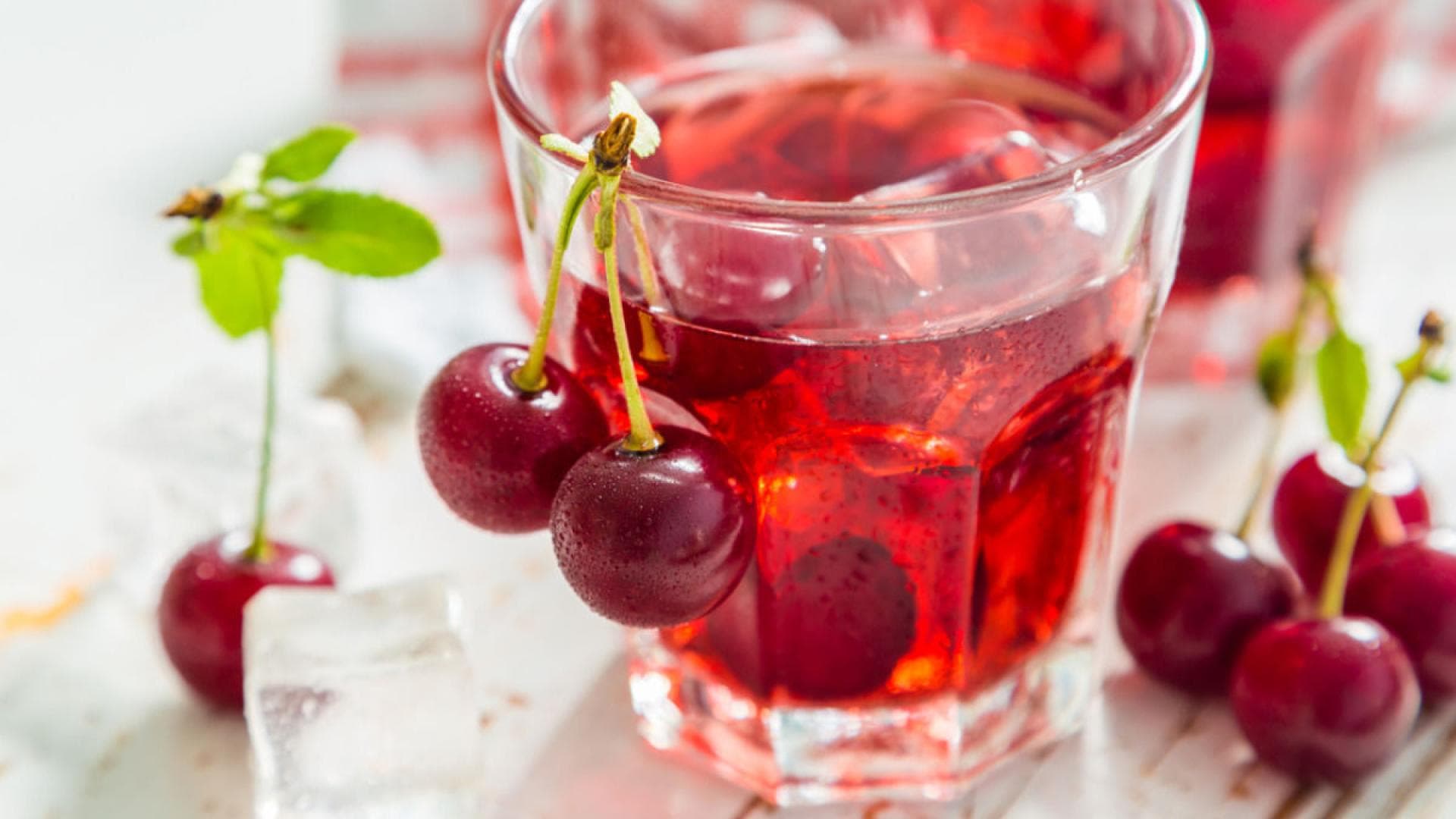 Ein Glas Kirschsaft mit Kirschen