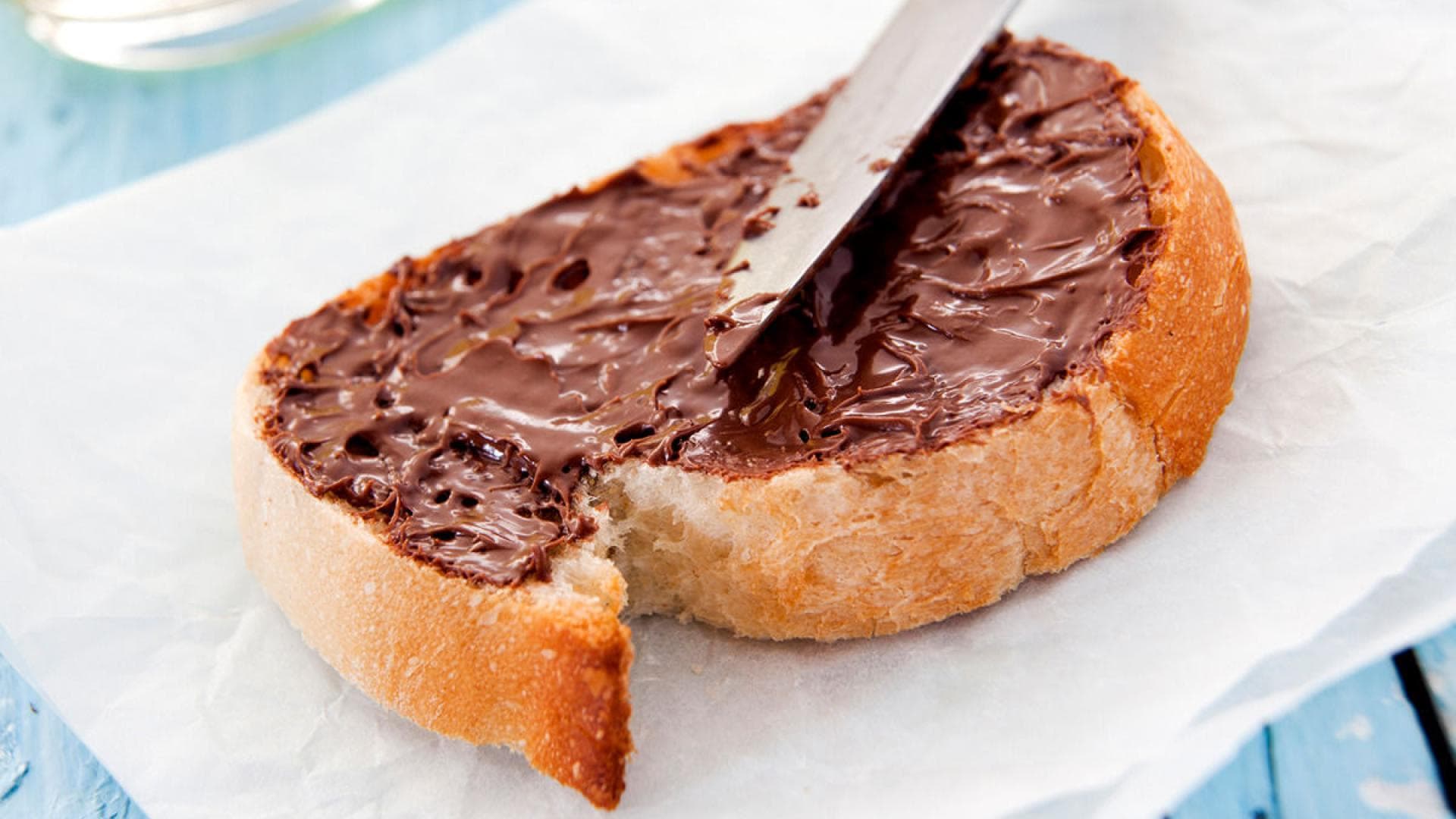 Weißbrot mit Nuss-Nougat-Creme