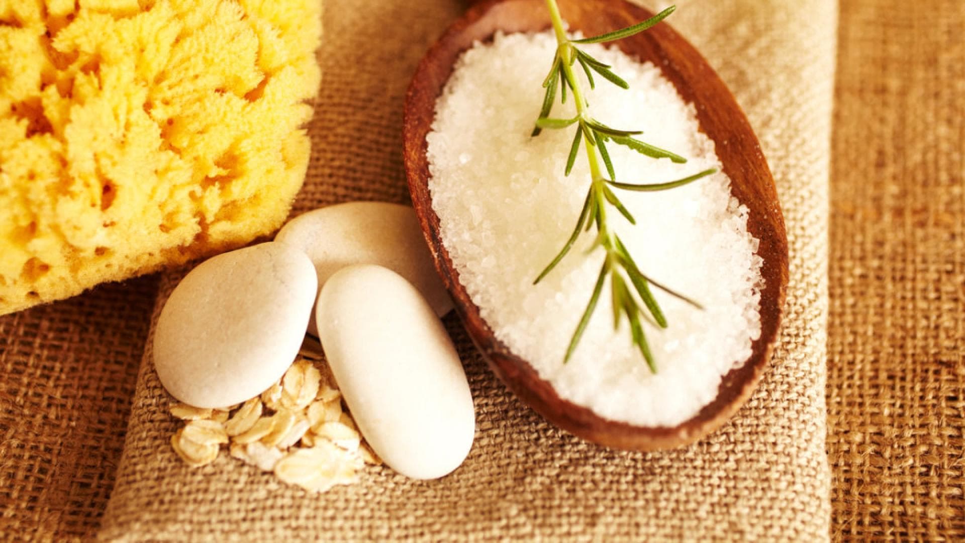 Peeling aus Zucker und Rosmarin Peeling aus Zucker und Rosmarin