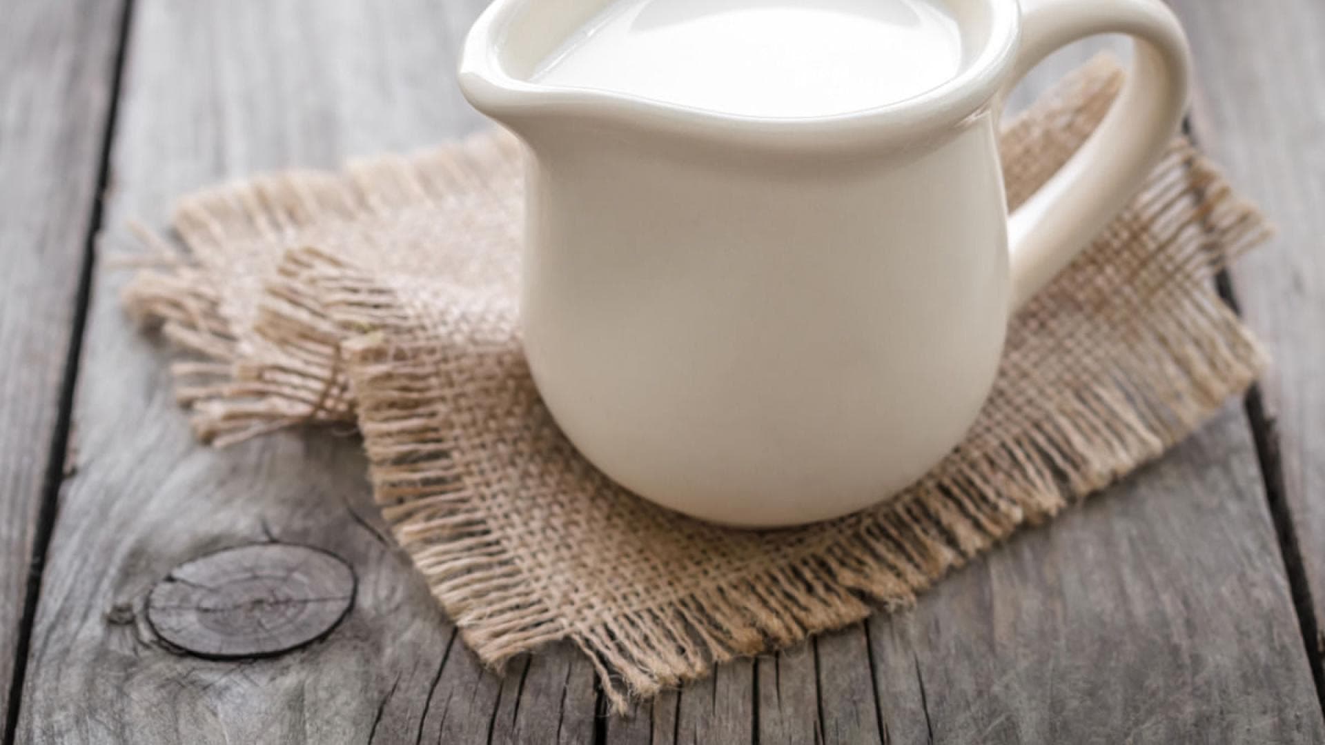Frische Milch in Kanne Frische Milch in Kanne
