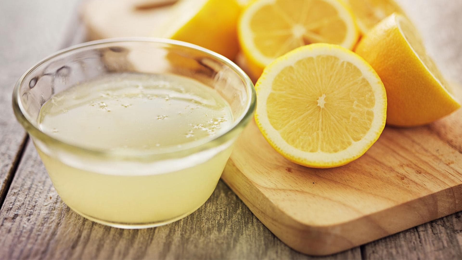 Zitronensaft als Hausmittel 