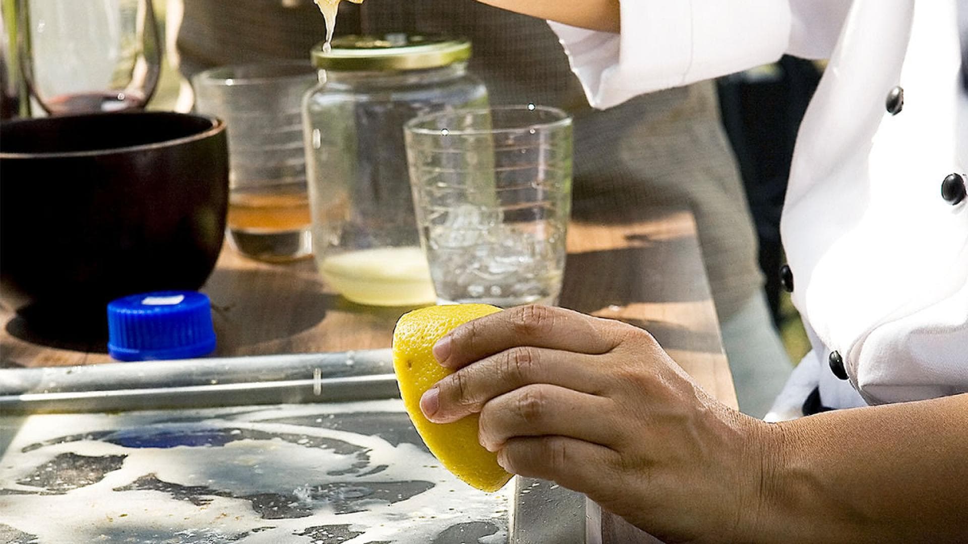 Zitronensaft gegen Fettflecken Zitronensaft gegen Fettflecken