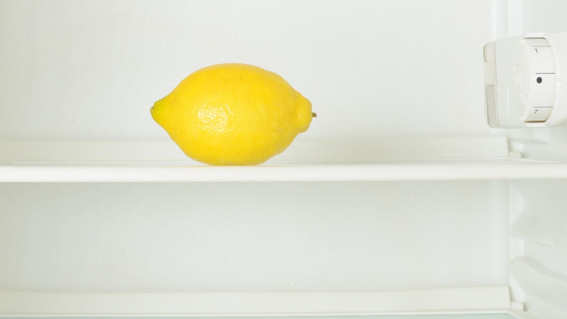 Zitronensaft um Kühlschrank sauber zu machen