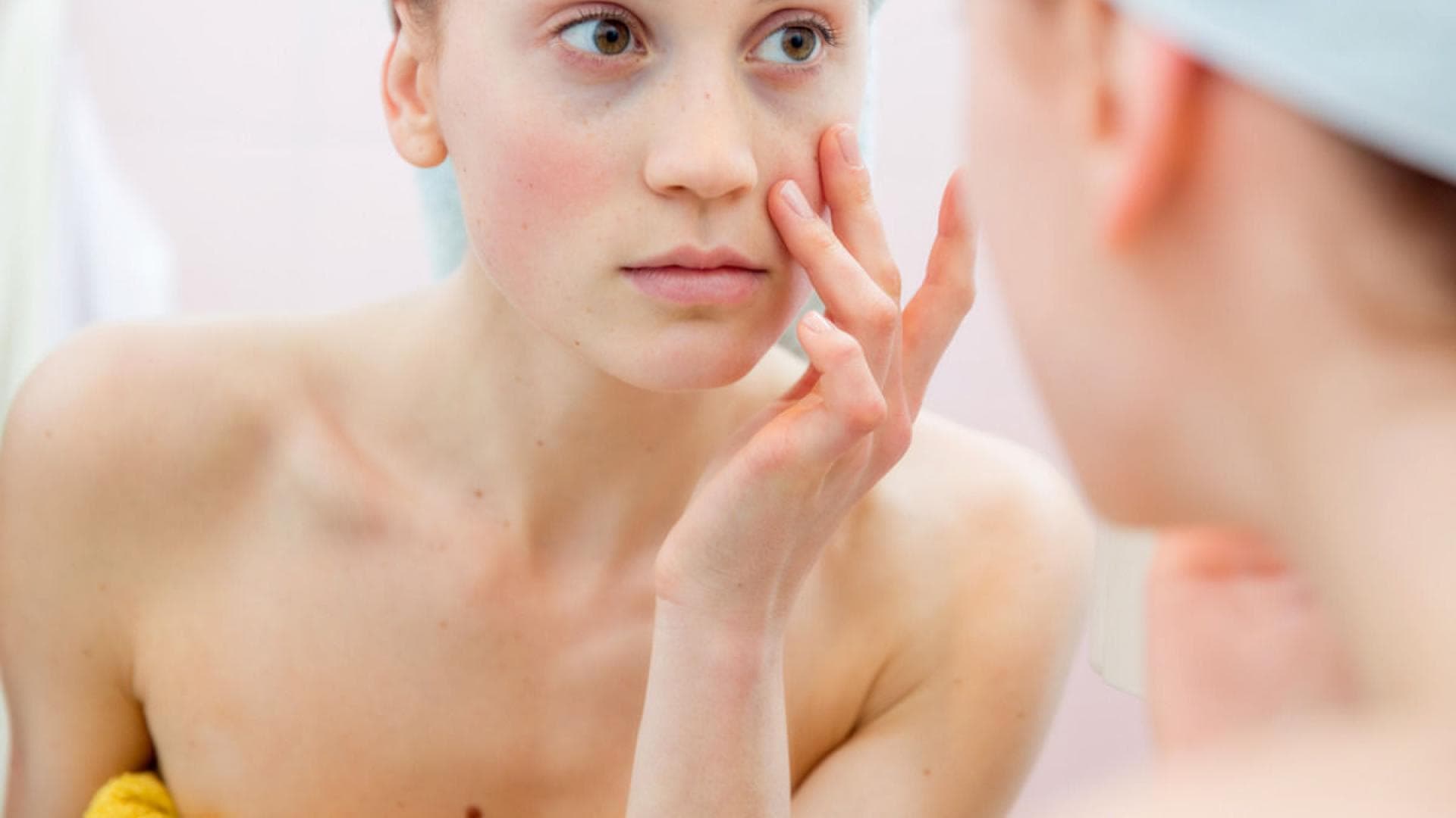 Dunkle Augenringe können durch Stress, Alter oder Müdigkeit entstehen. Tipps gegen Augenringe und Tränensäcke